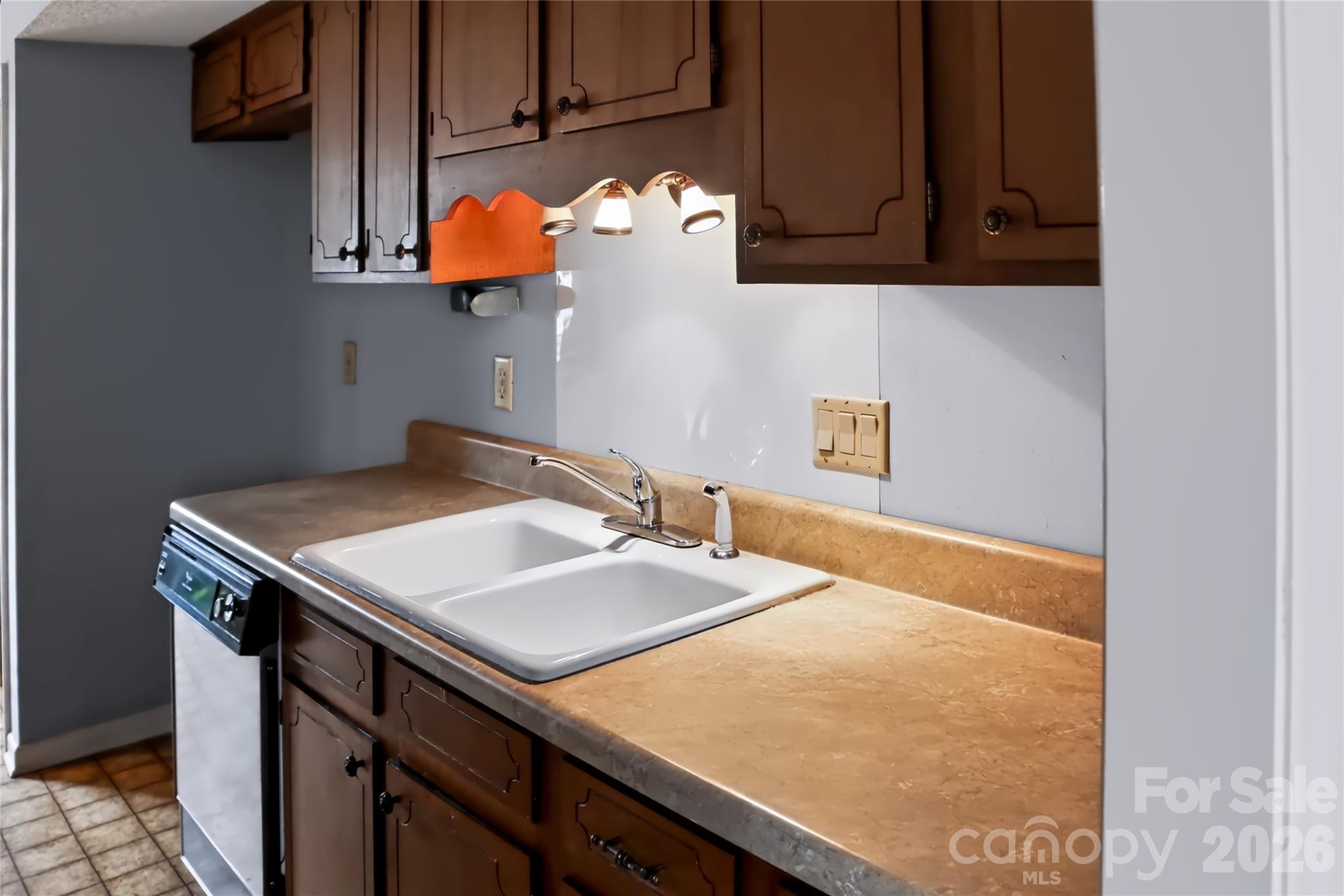 6805 Cabot Circle Property Photo 8