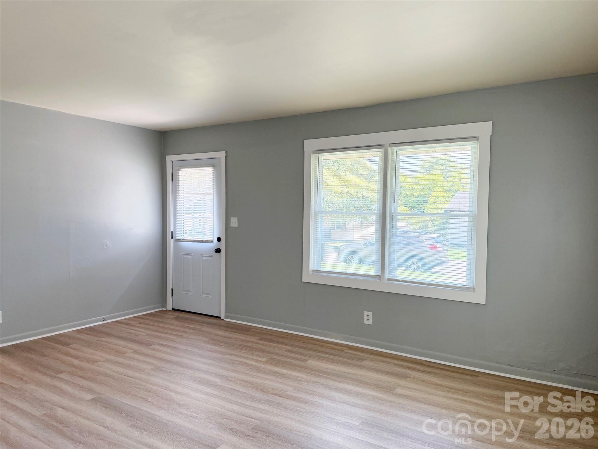 368 Baker Street Property Photo 4