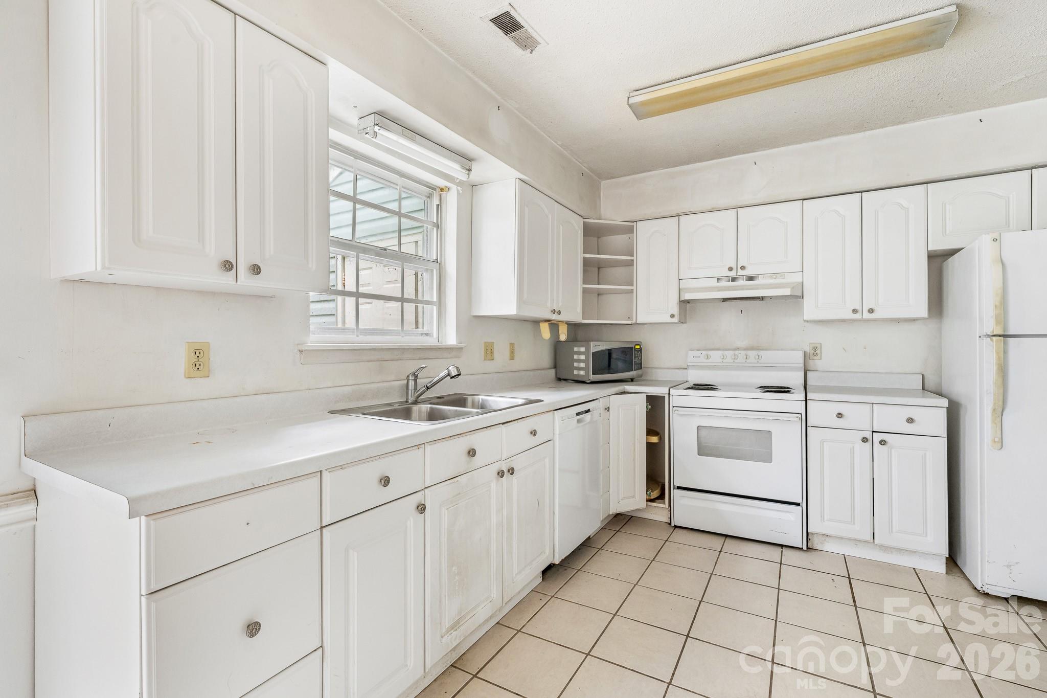 8504 Castle Pine Court Property Photo 4