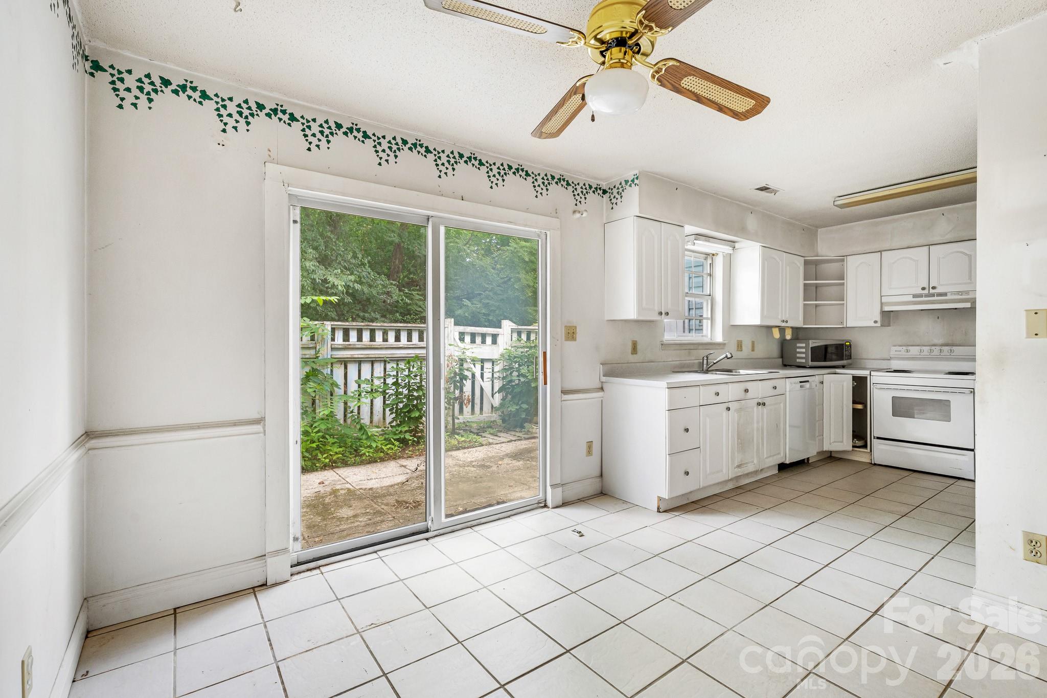 8504 Castle Pine Court Property Photo 6