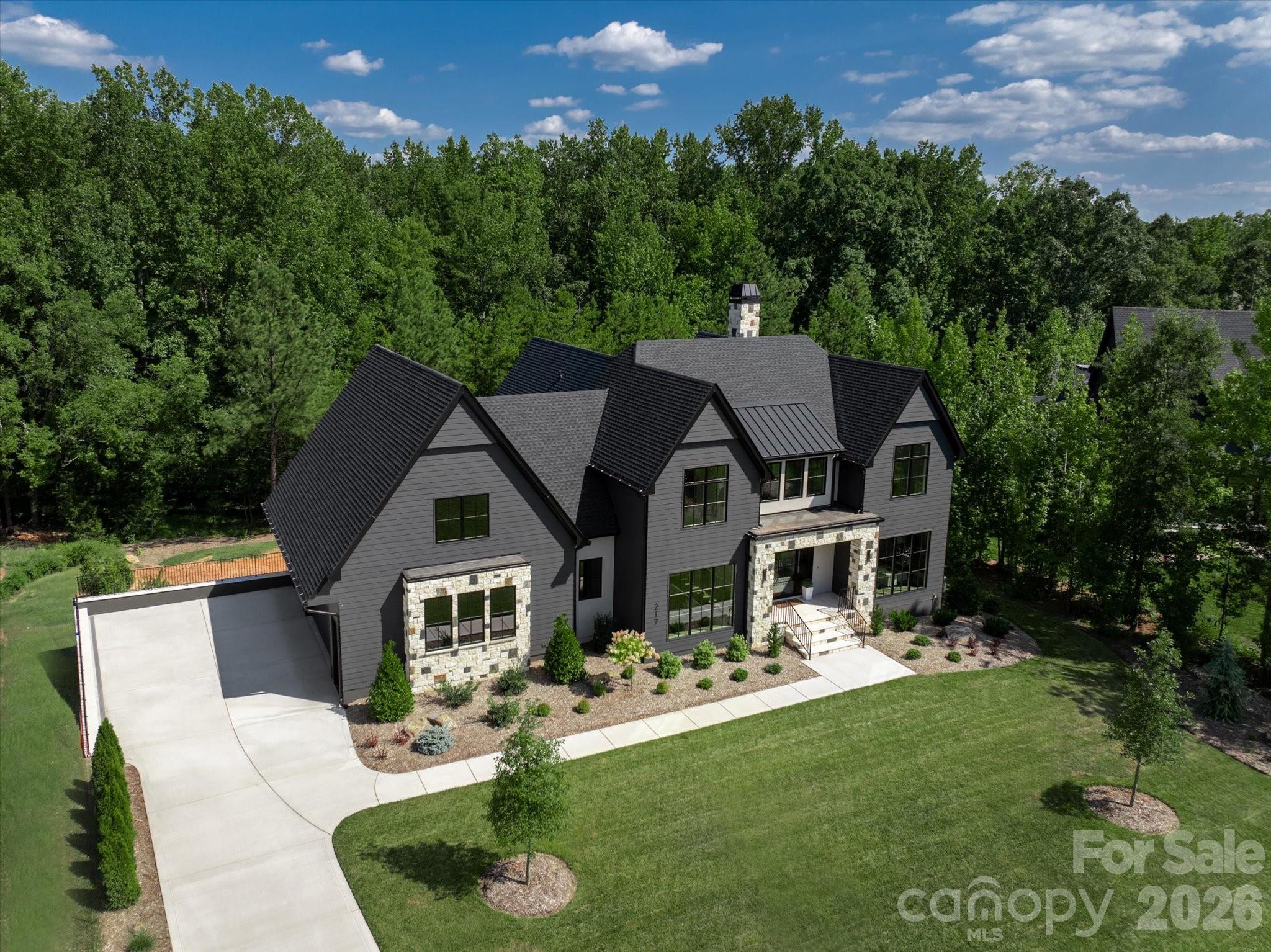 217 Crest Court Property Photo 4