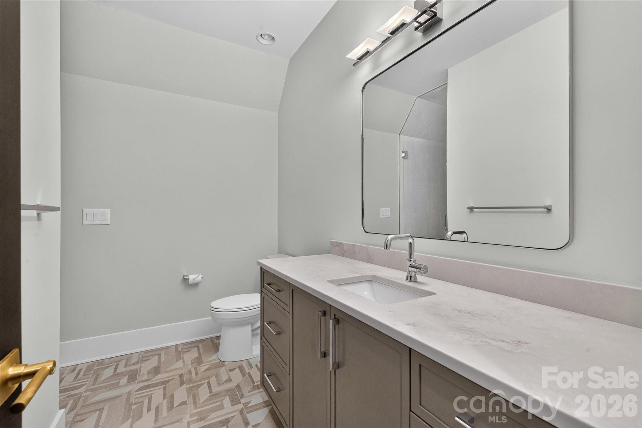 217 Crest Court Property Photo 34