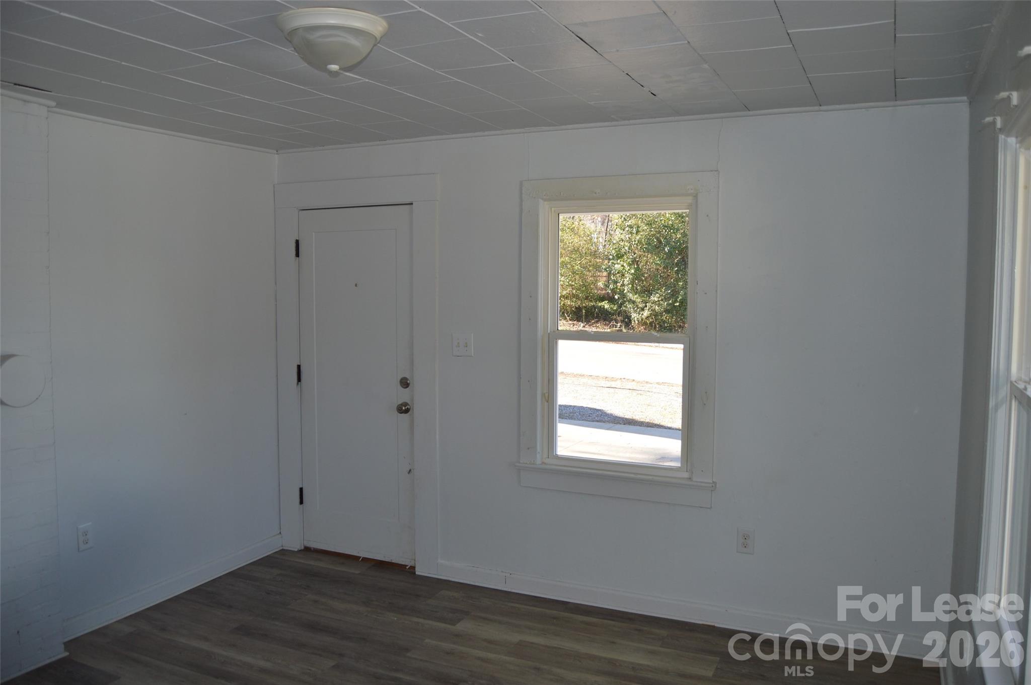 515 S Elm Street Property Photo 4