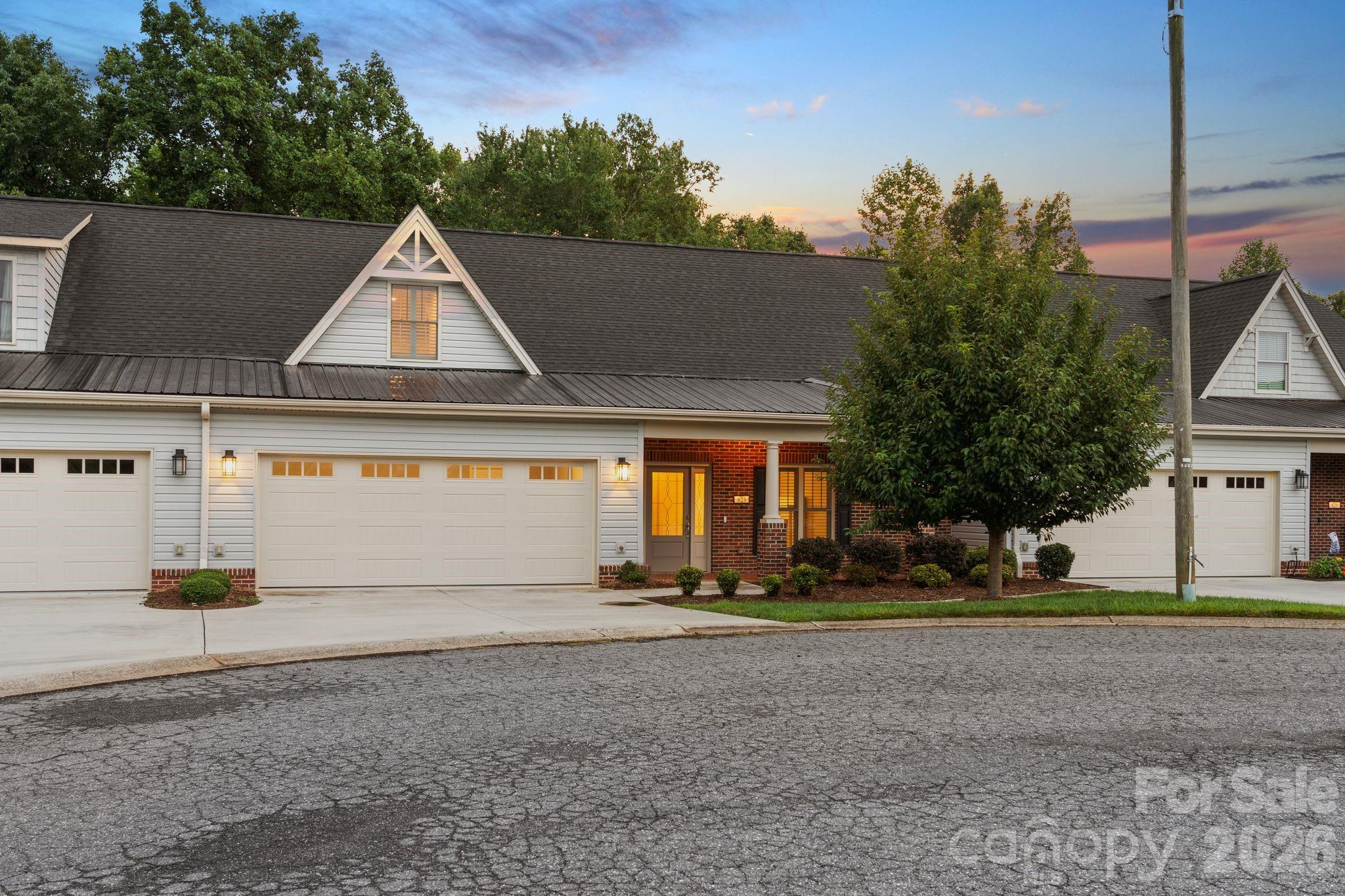 823 Iris Lane Property Photo 1