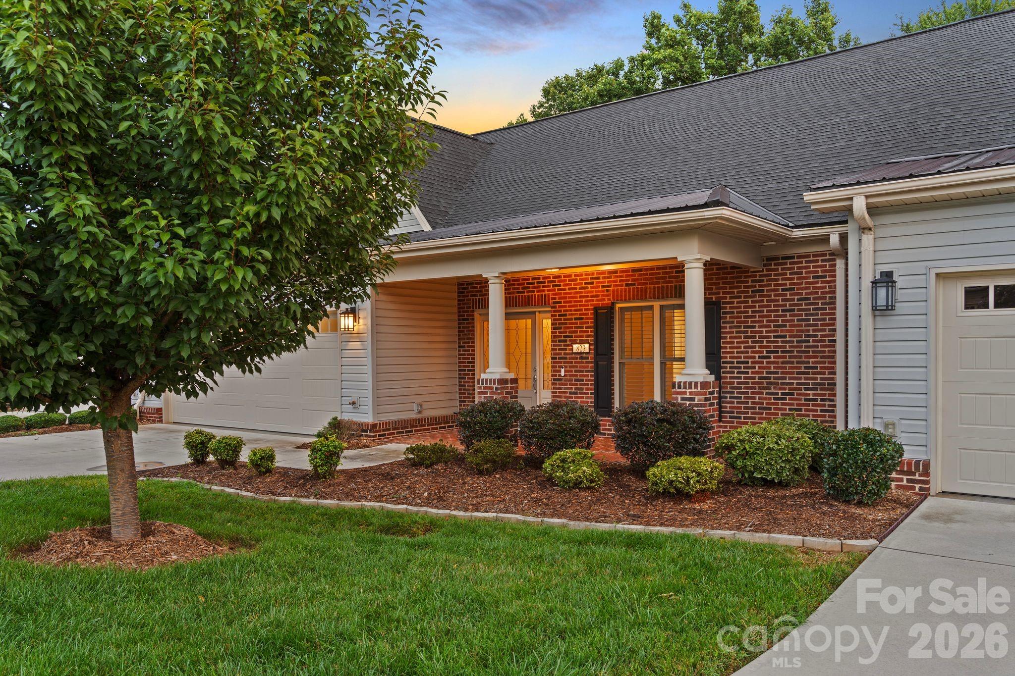 823 Iris Lane Property Photo 2