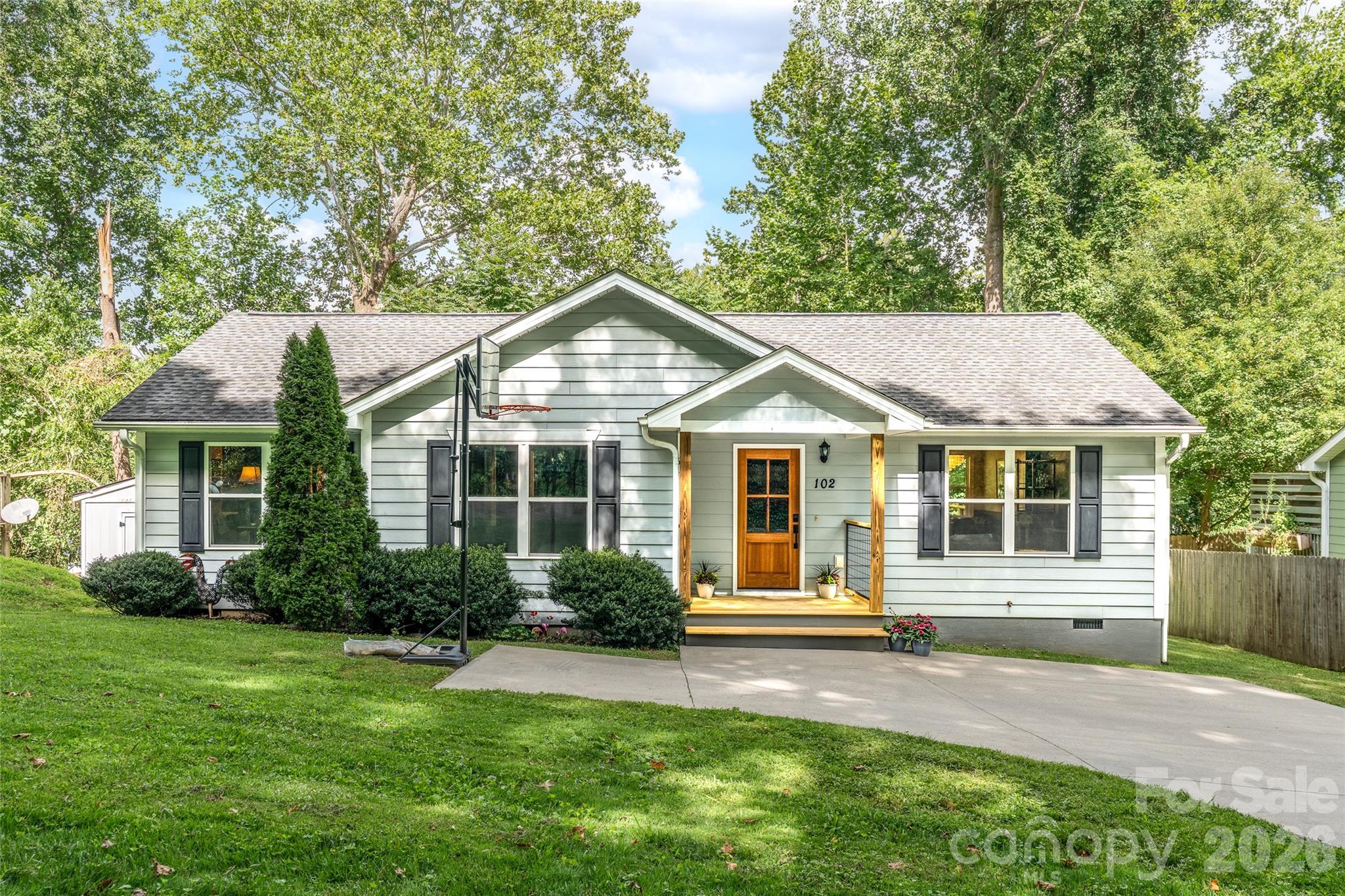 102 Iris Street Property Photo 1