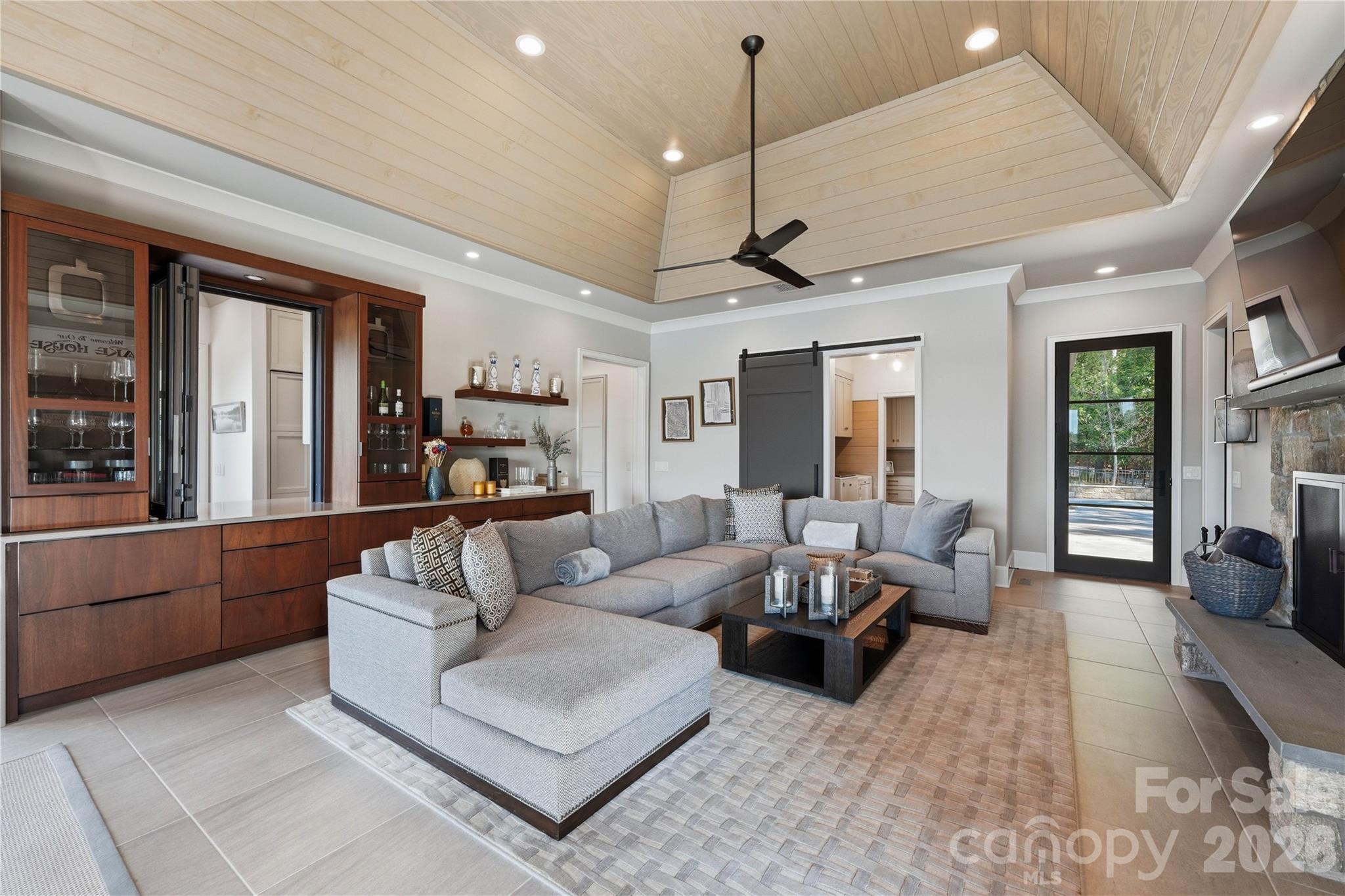 125 Quiet Waters Drive Property Photo 18