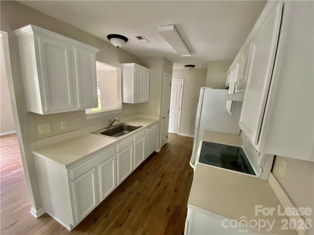 3008 Hawick Commons Drive Property Photo 3