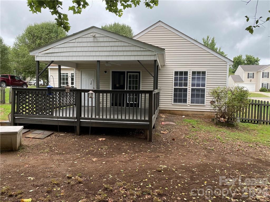 3008 Hawick Commons Drive Property Photo 9