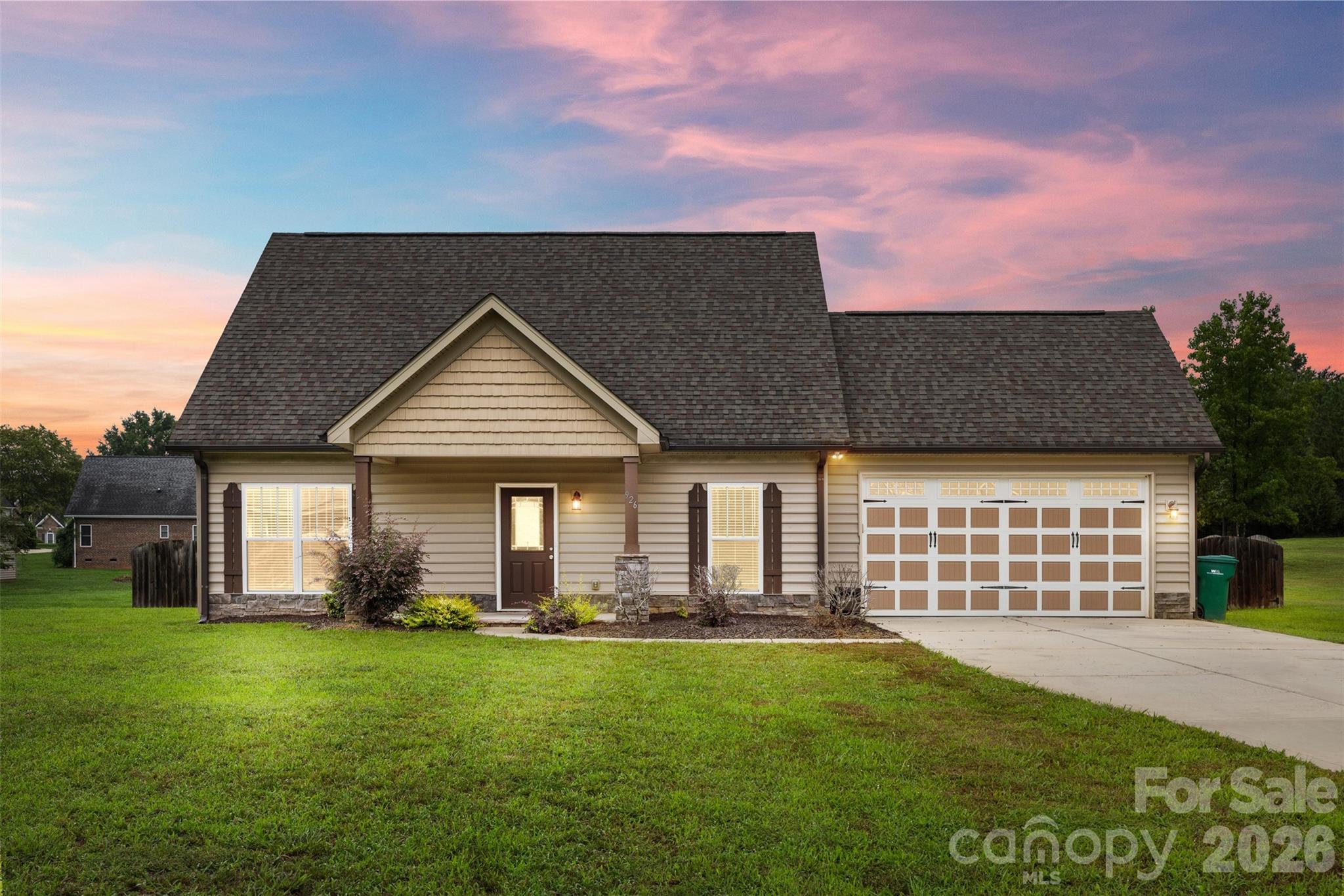 926 Hathcock Glen Drive Property Photo 1