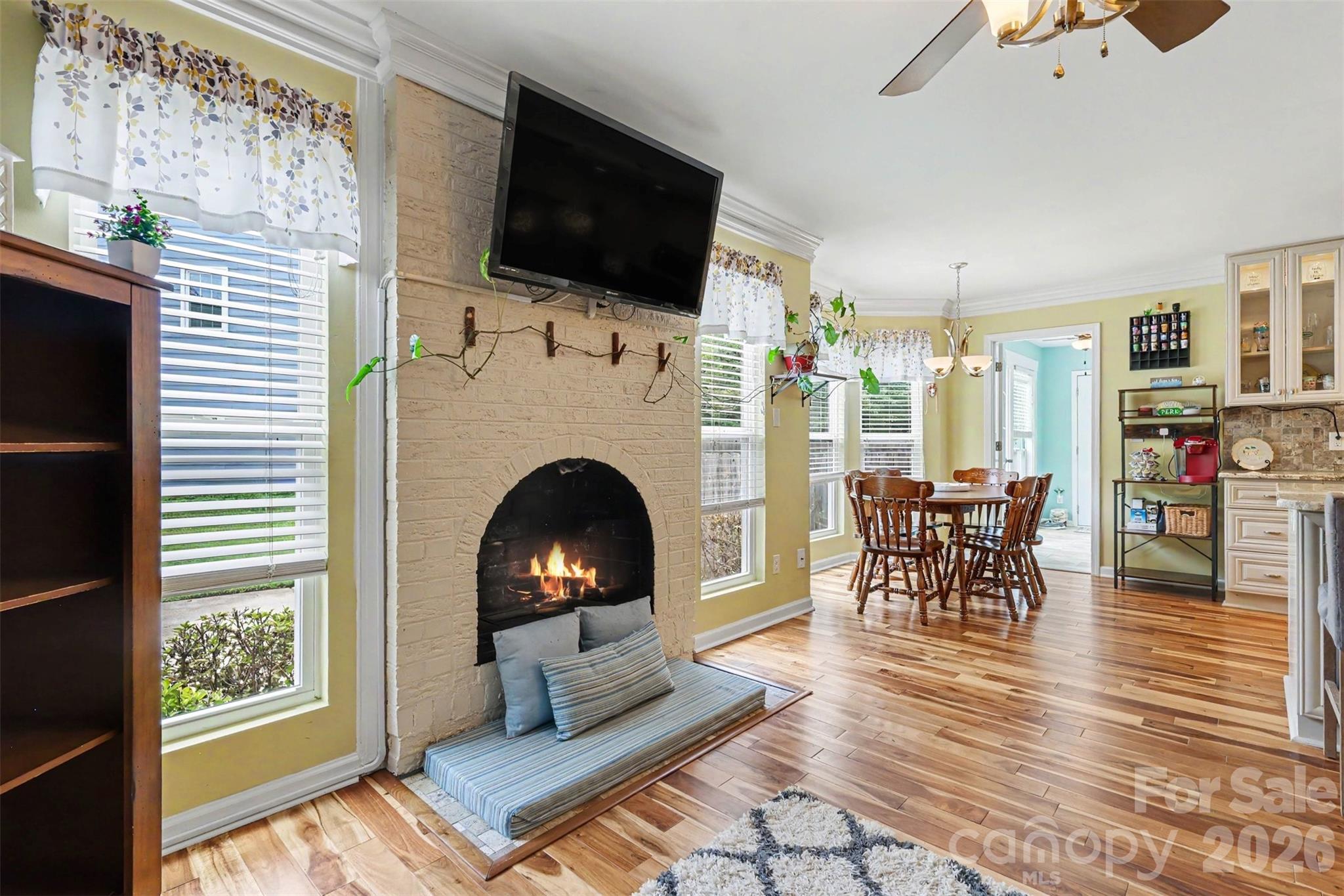 3515 Crescent Knoll Drive Property Photo 8