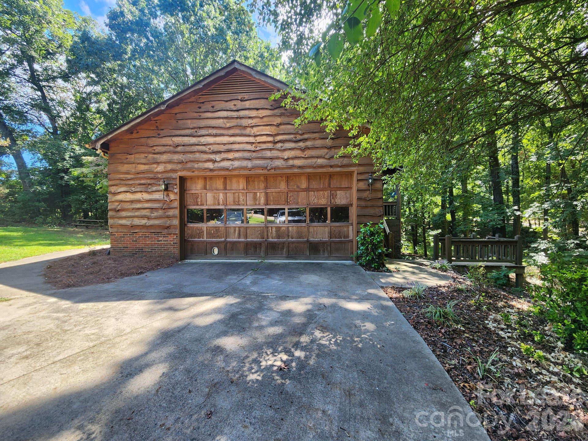 9000 Oakridge Drive Property Photo 2