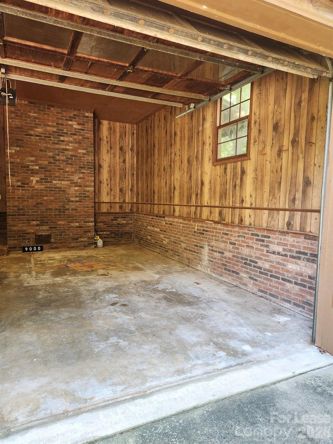 9000 Oakridge Drive Property Photo 5