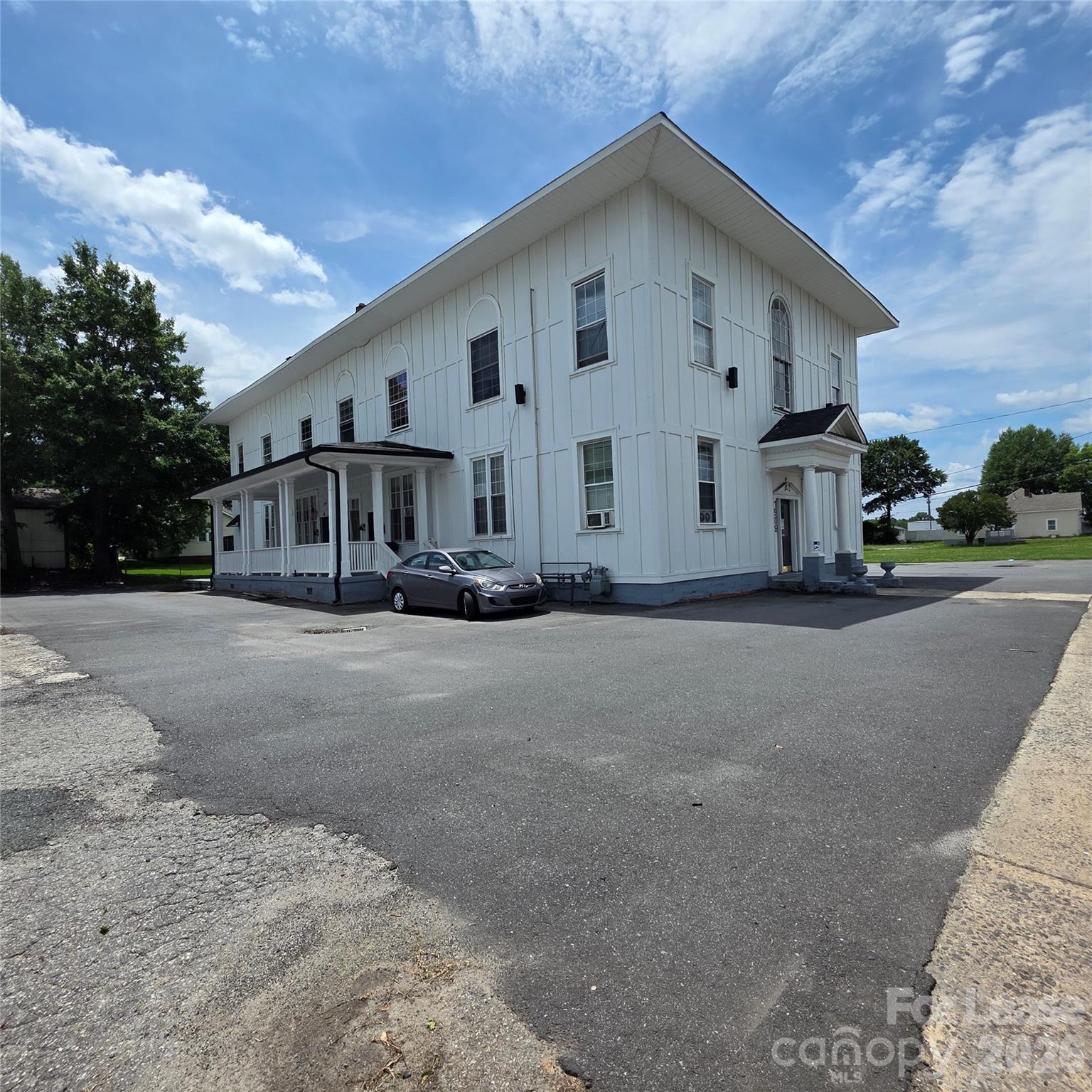 1909 E Ozark Avenue Property Photo 1
