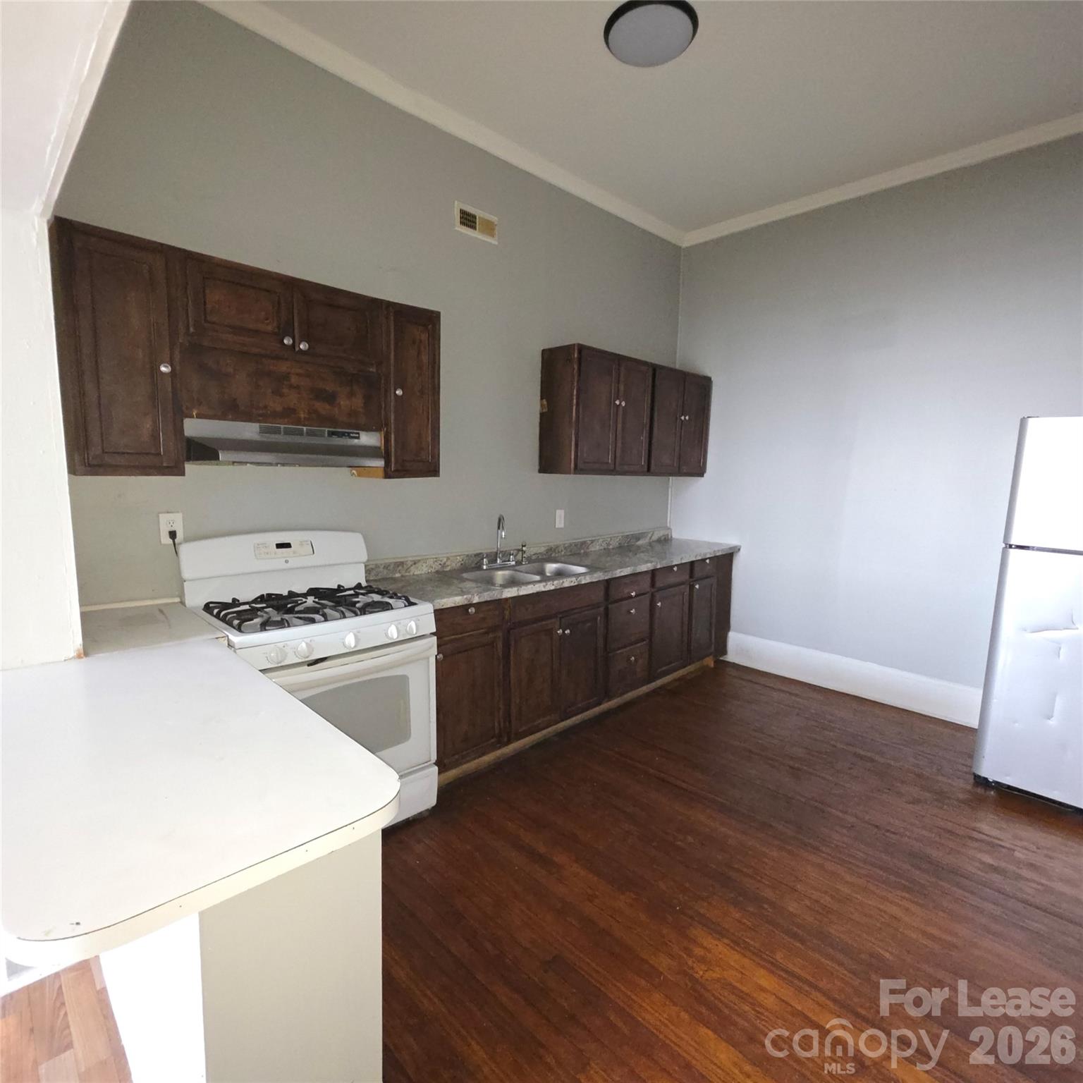 1909 E Ozark Avenue Property Photo 4