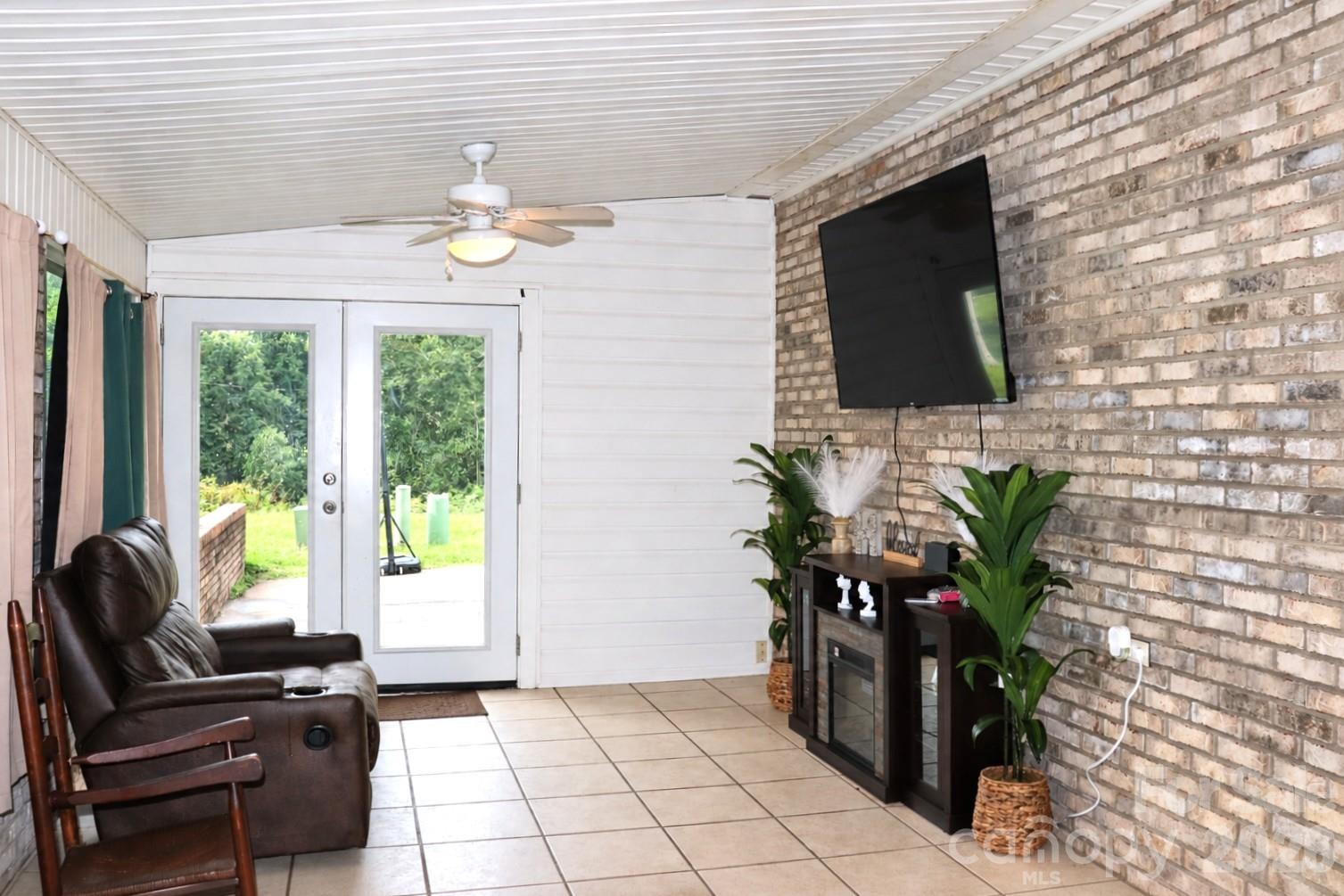 102 King Henry Lane Property Photo 11
