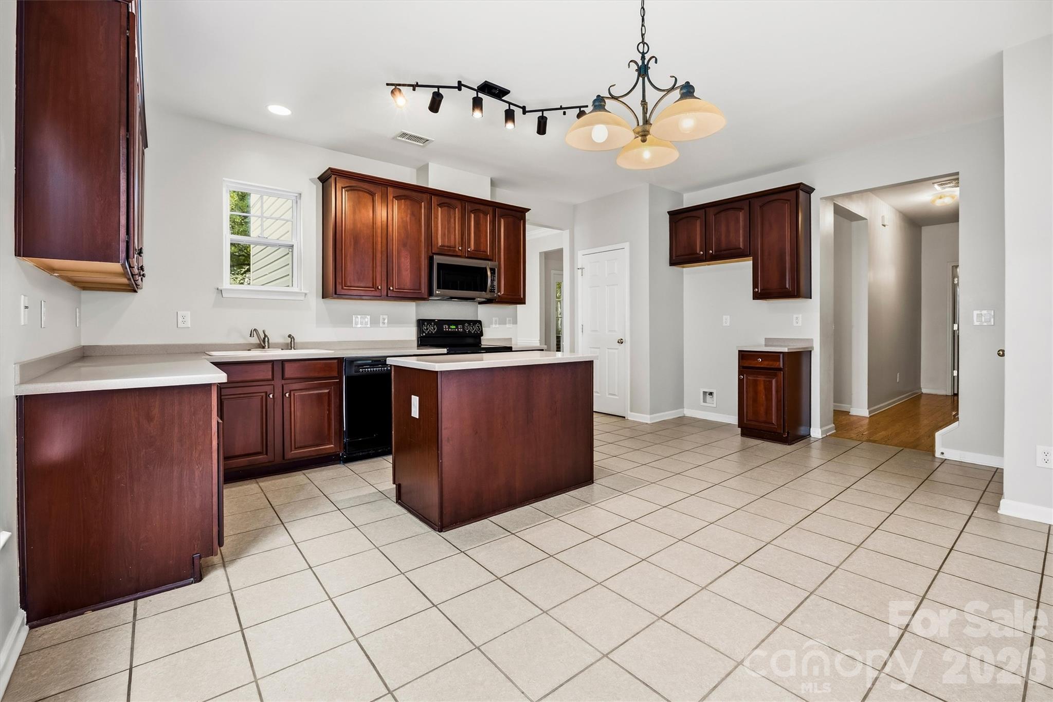 6010 Colonial Garden Drive Property Photo 6