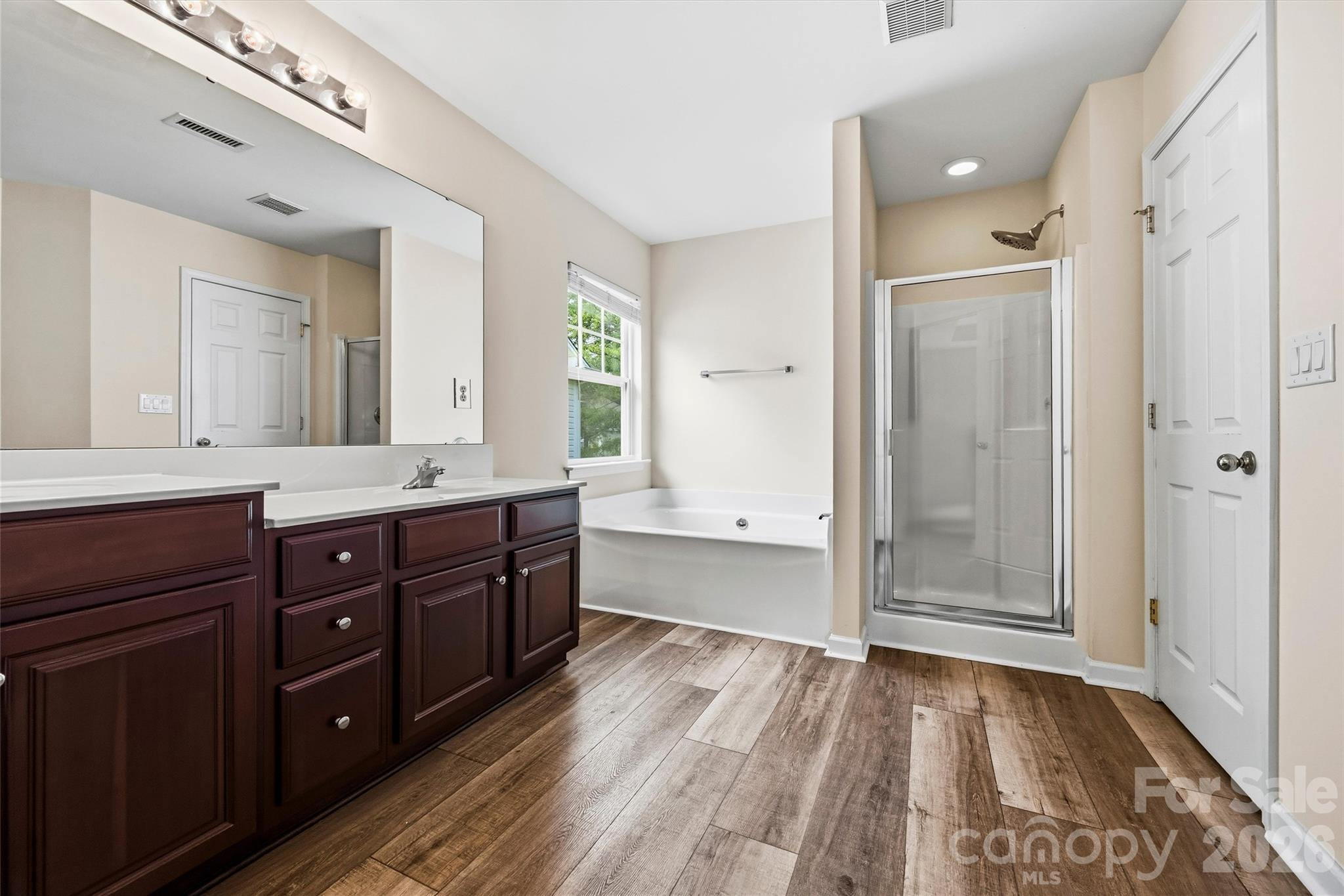 6010 Colonial Garden Drive Property Photo 9