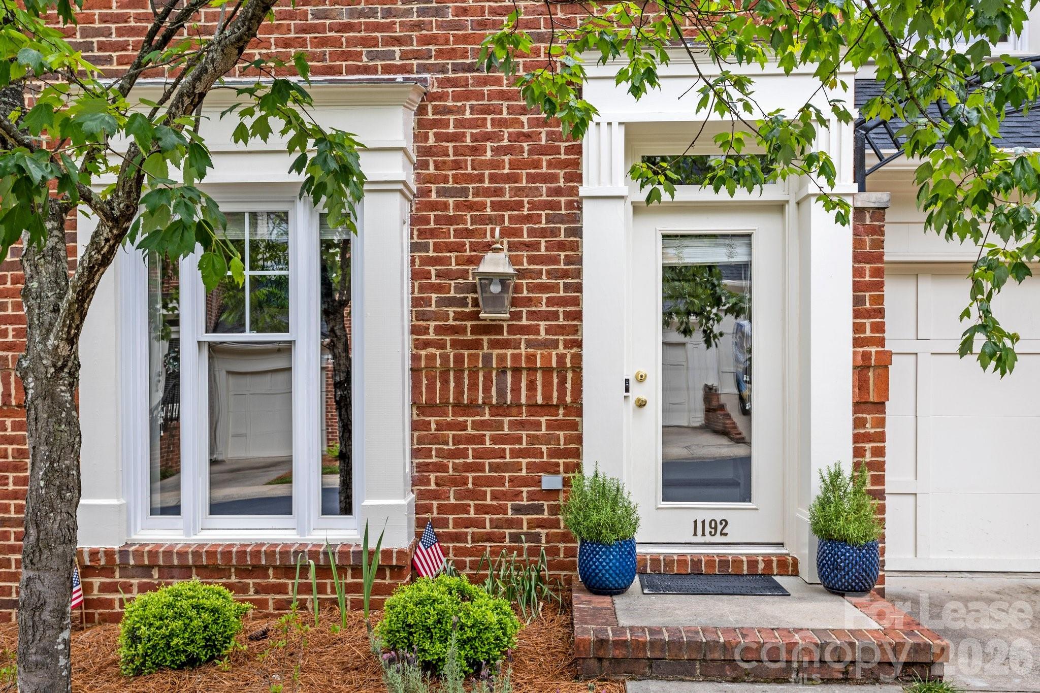 1192 Hampton Gardens Lane Property Photo 3