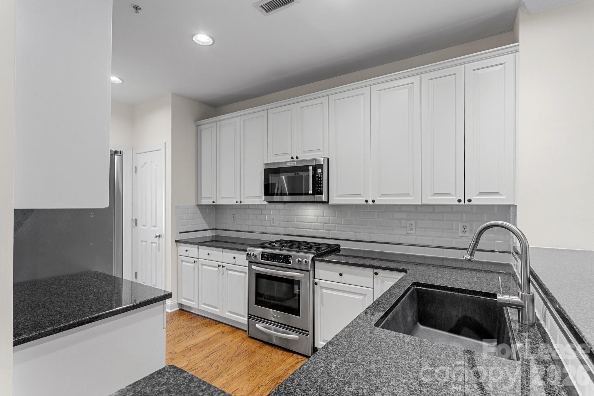 1192 Hampton Gardens Lane Property Photo 11