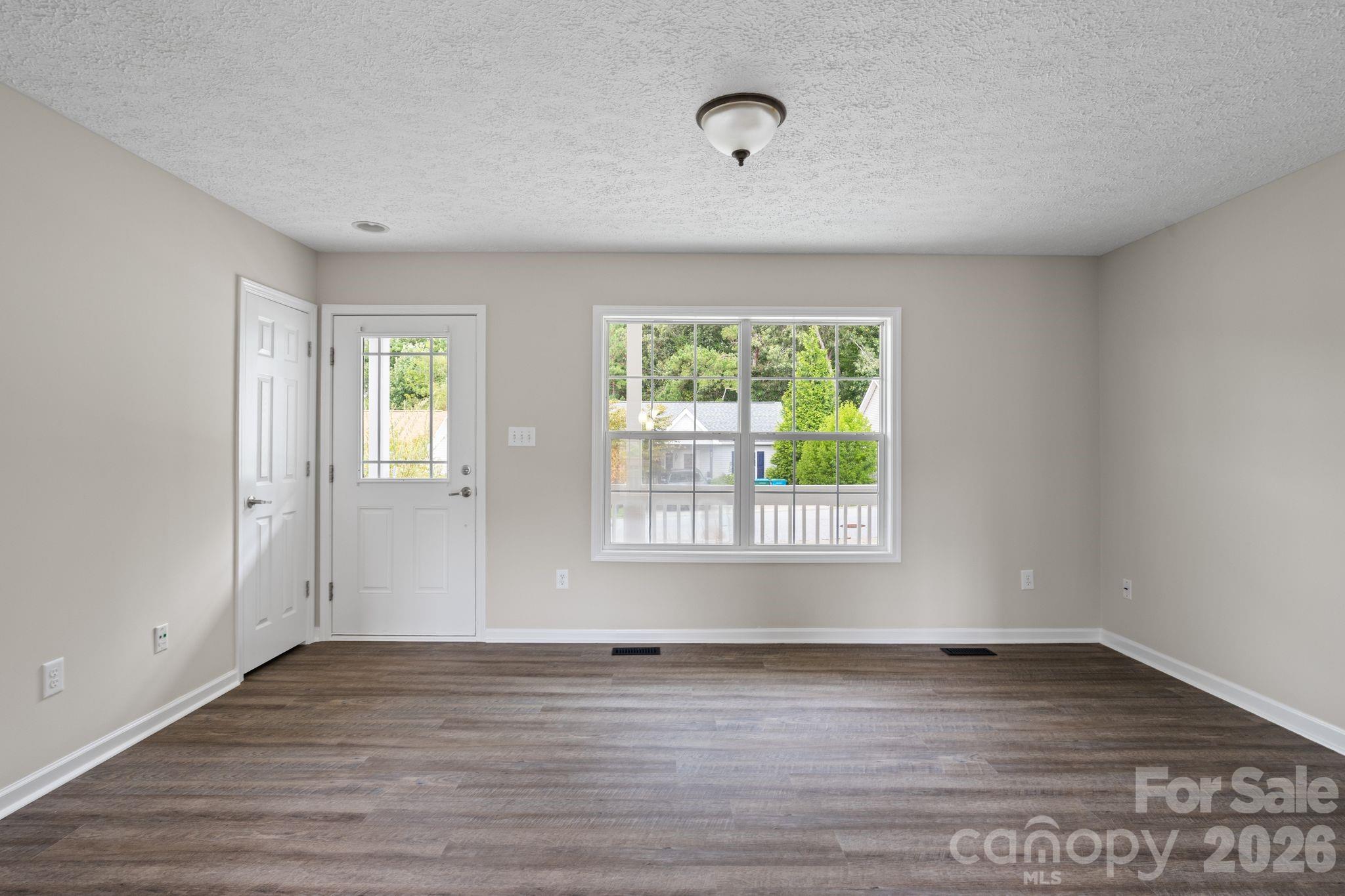 78 W Newberry Drive Property Photo 4