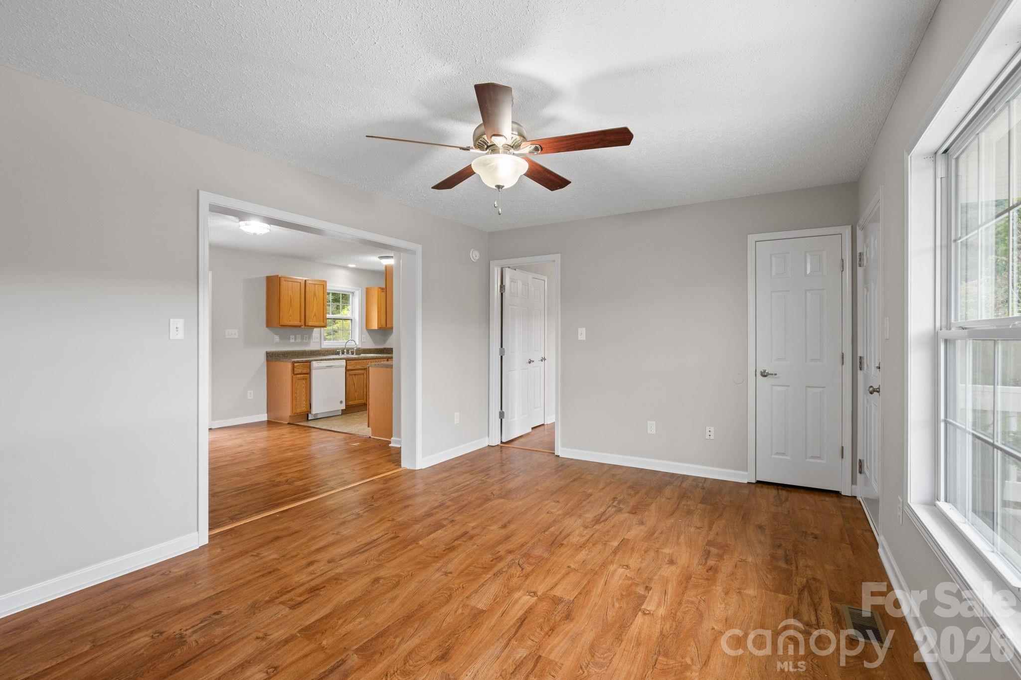 53 W Newberry Drive Property Photo 5