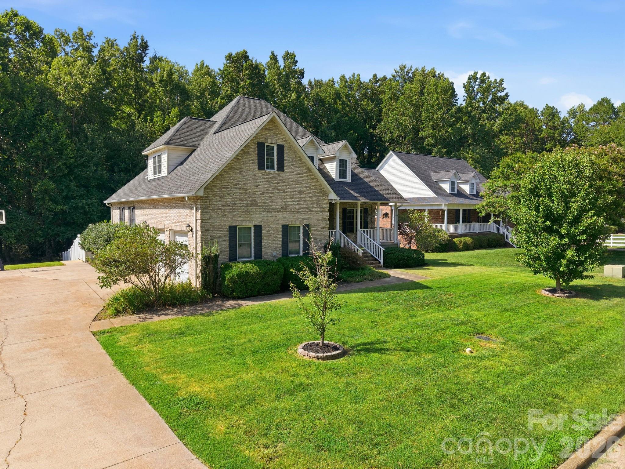 421 De Lara Circle Property Photo 4