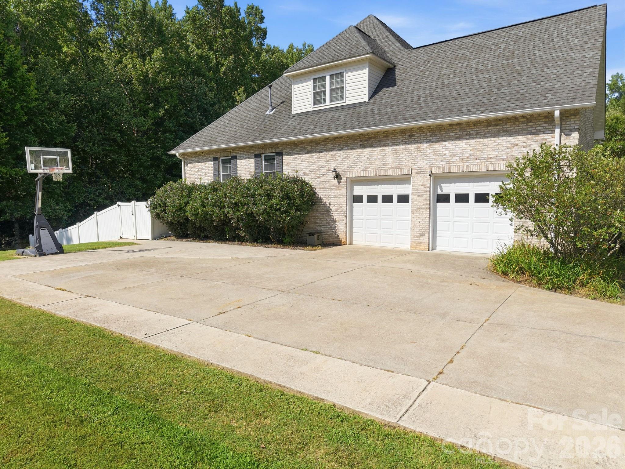 421 De Lara Circle Property Photo 5