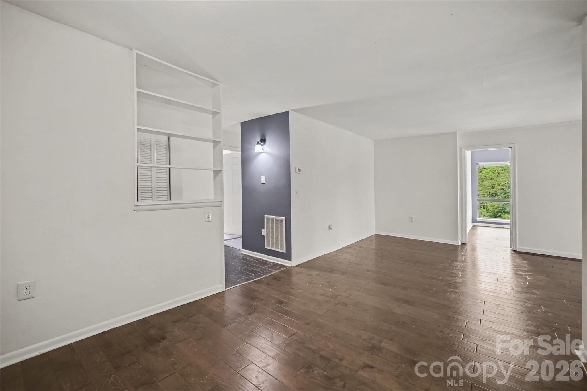 4902 Spring Lake Drive E Property Photo 3