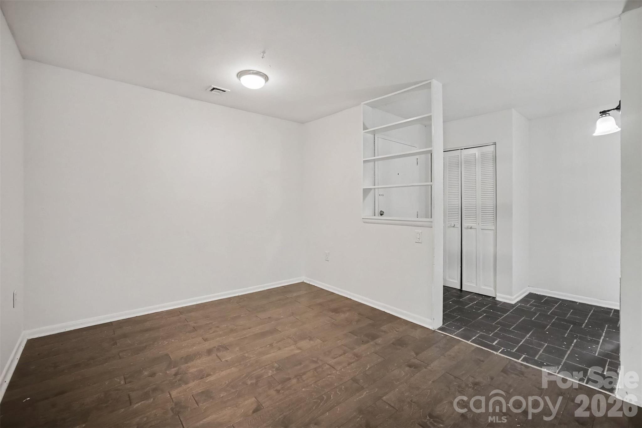 4902 Spring Lake Drive E Property Photo 4
