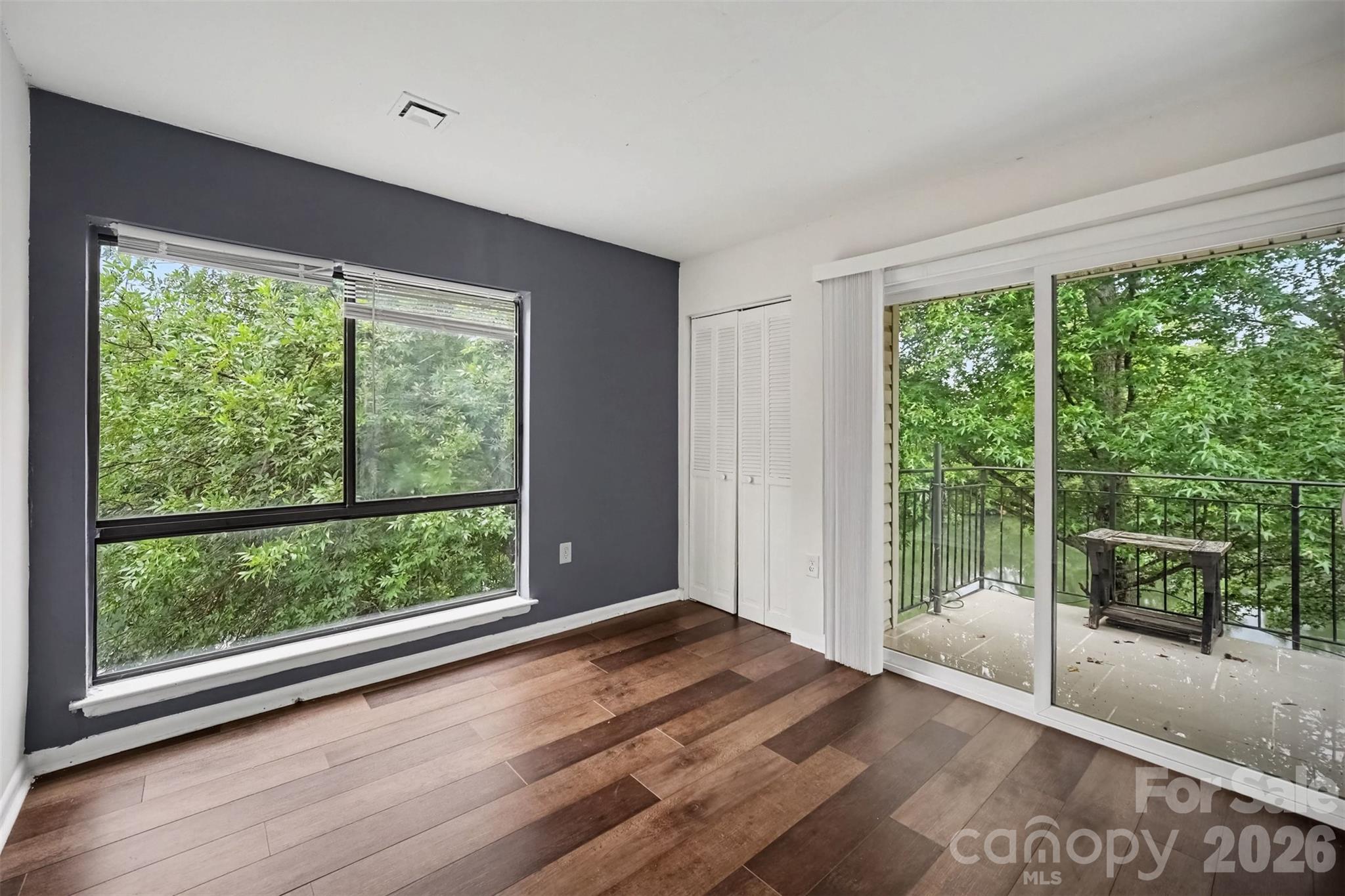 4902 Spring Lake Drive E Property Photo 6
