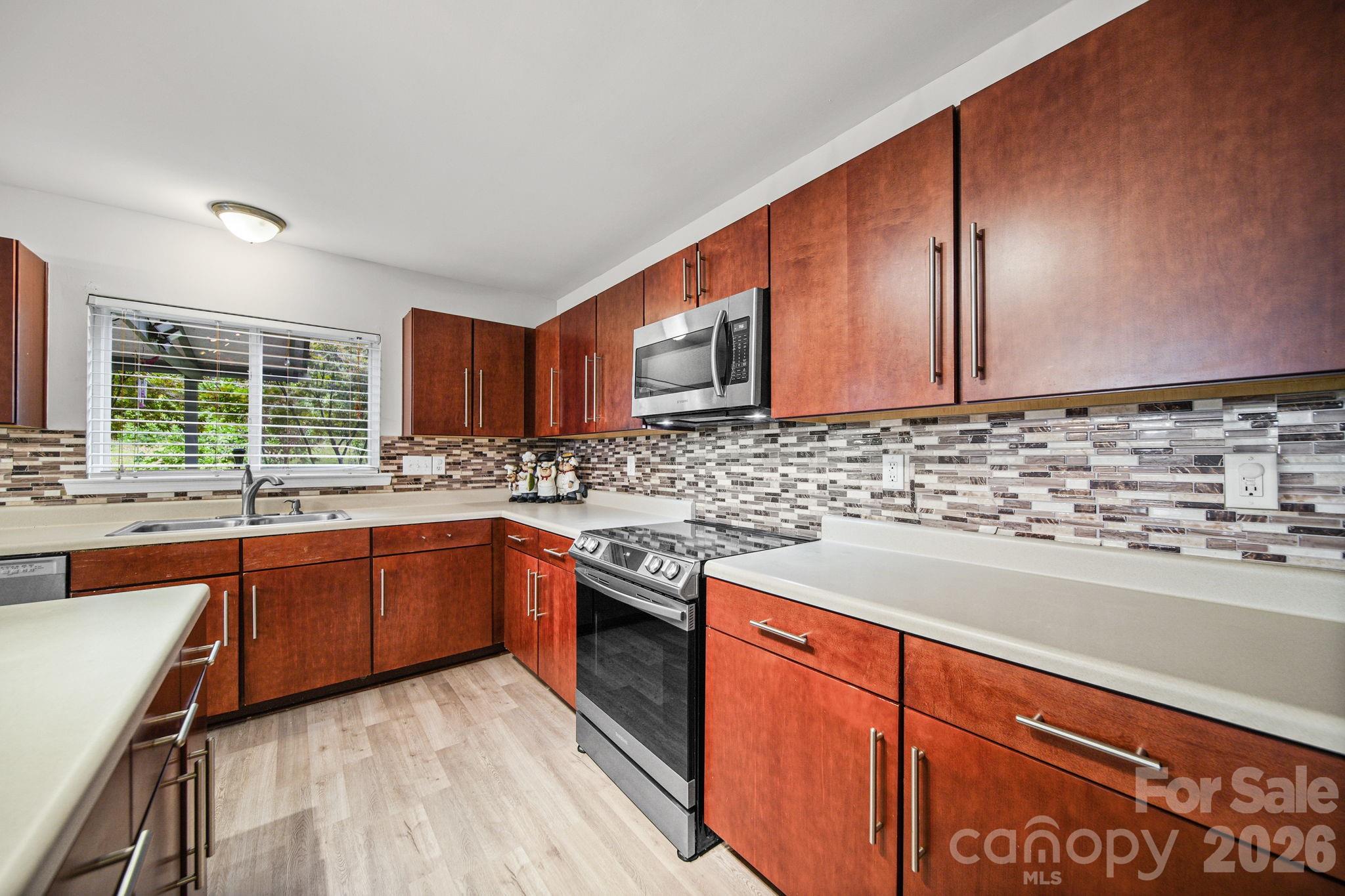 9220 Seamill Road Property Photo 8