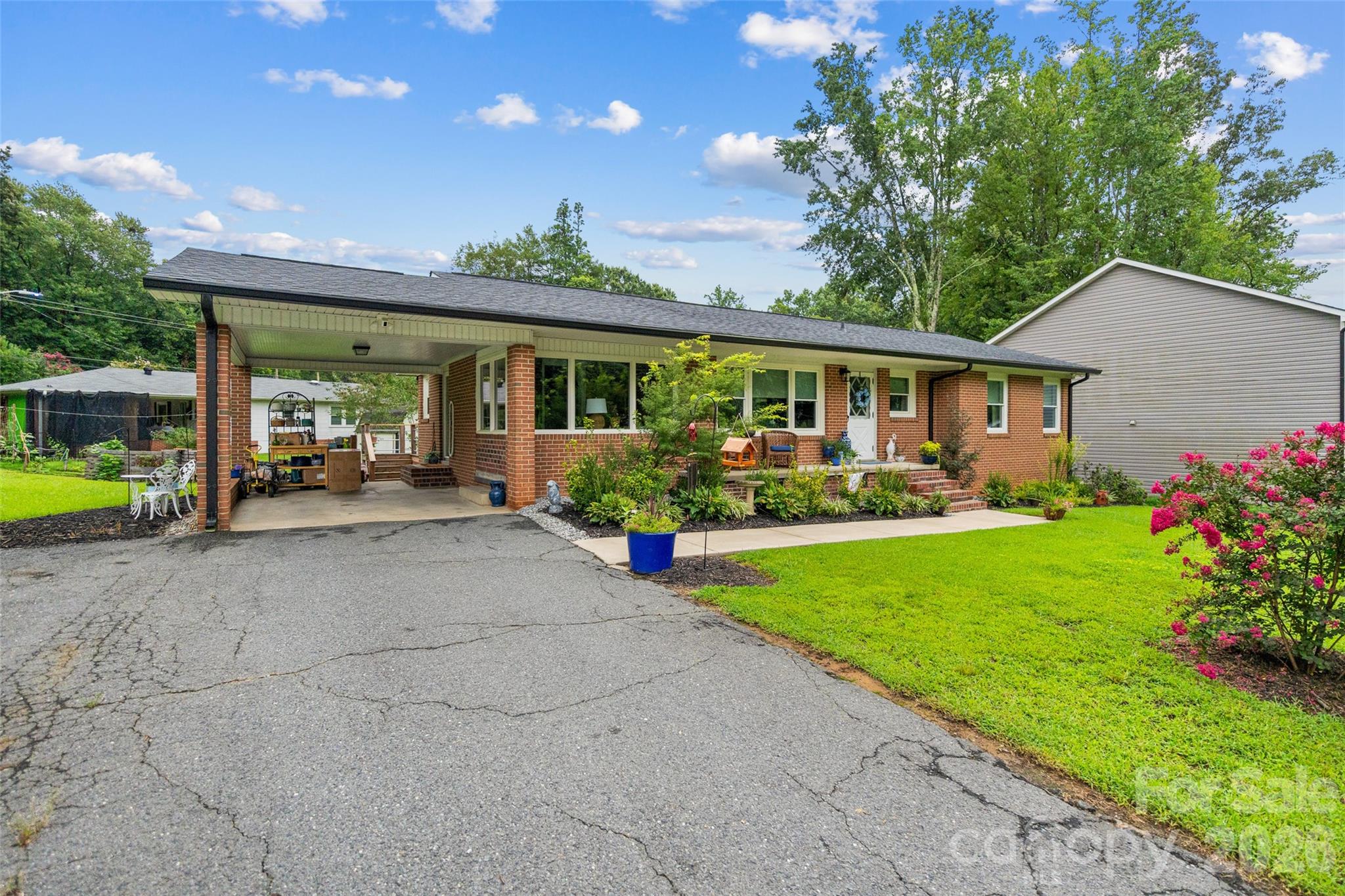 1101 Rosewood Avenue Property Photo 2
