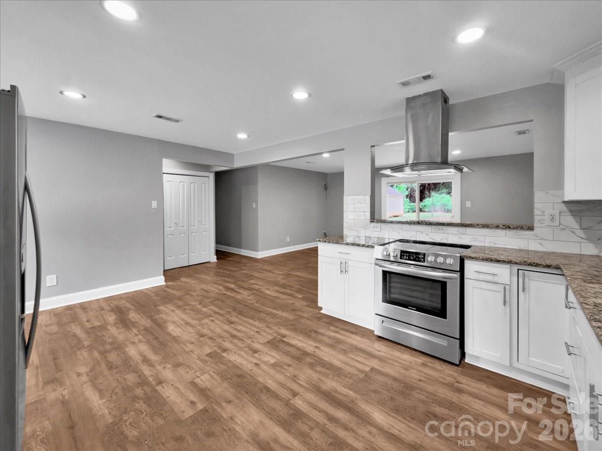 1926 Tyvola Road Property Photo 6