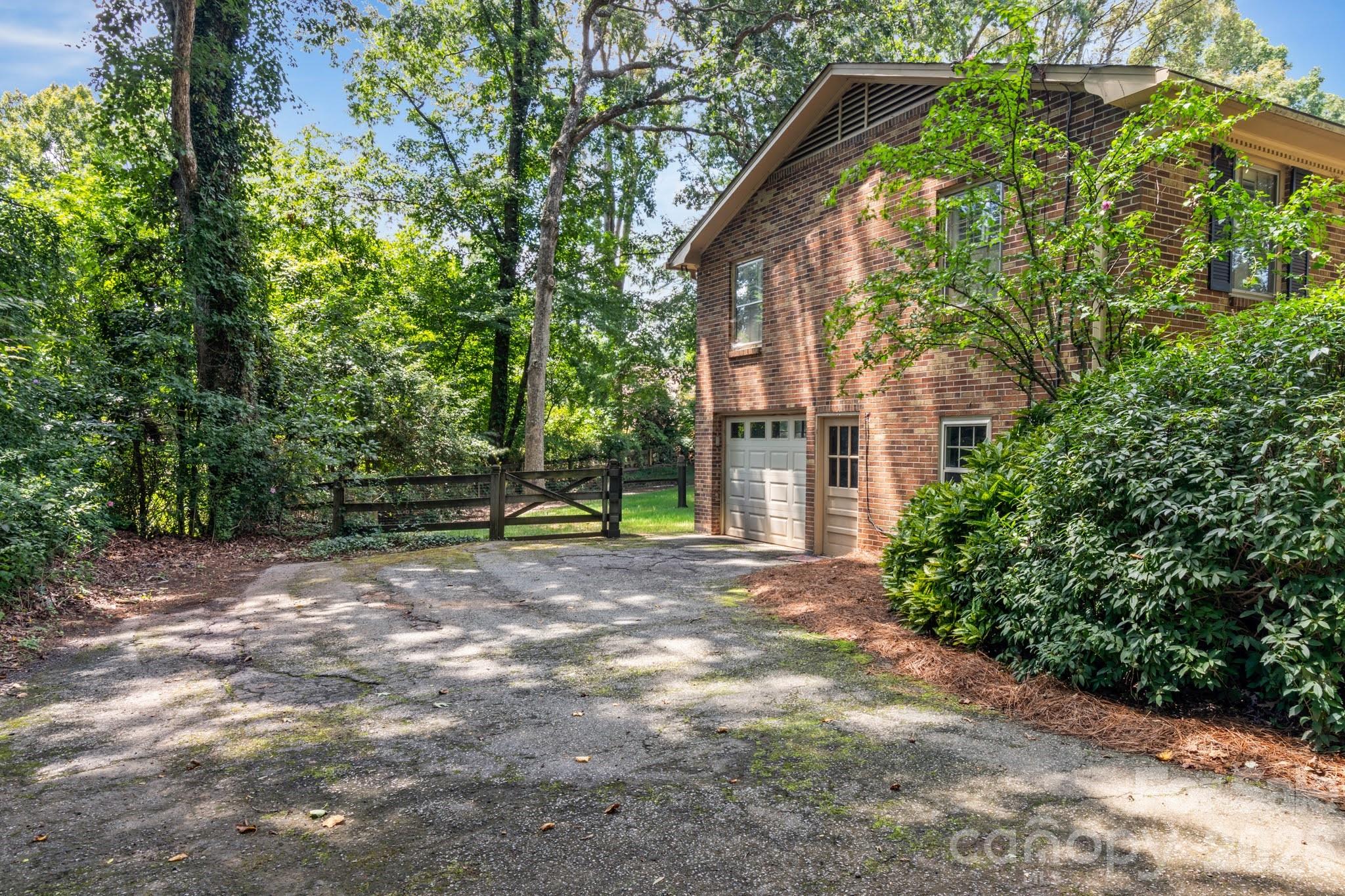 560 Kelway Place Property Photo 33