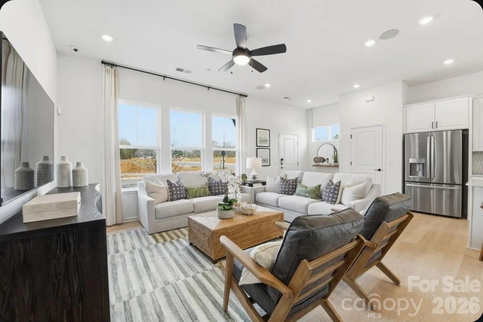 533 Silver Star Boulevard Property Photo 1