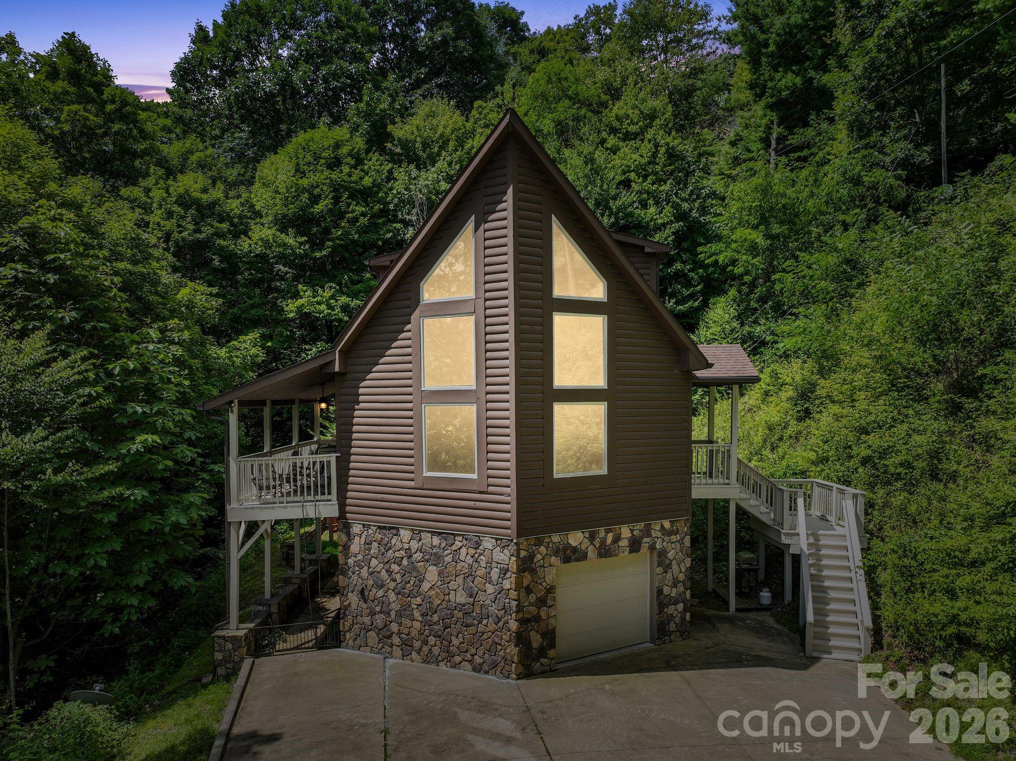 100 Moonshineholler Drive Property Photo 1