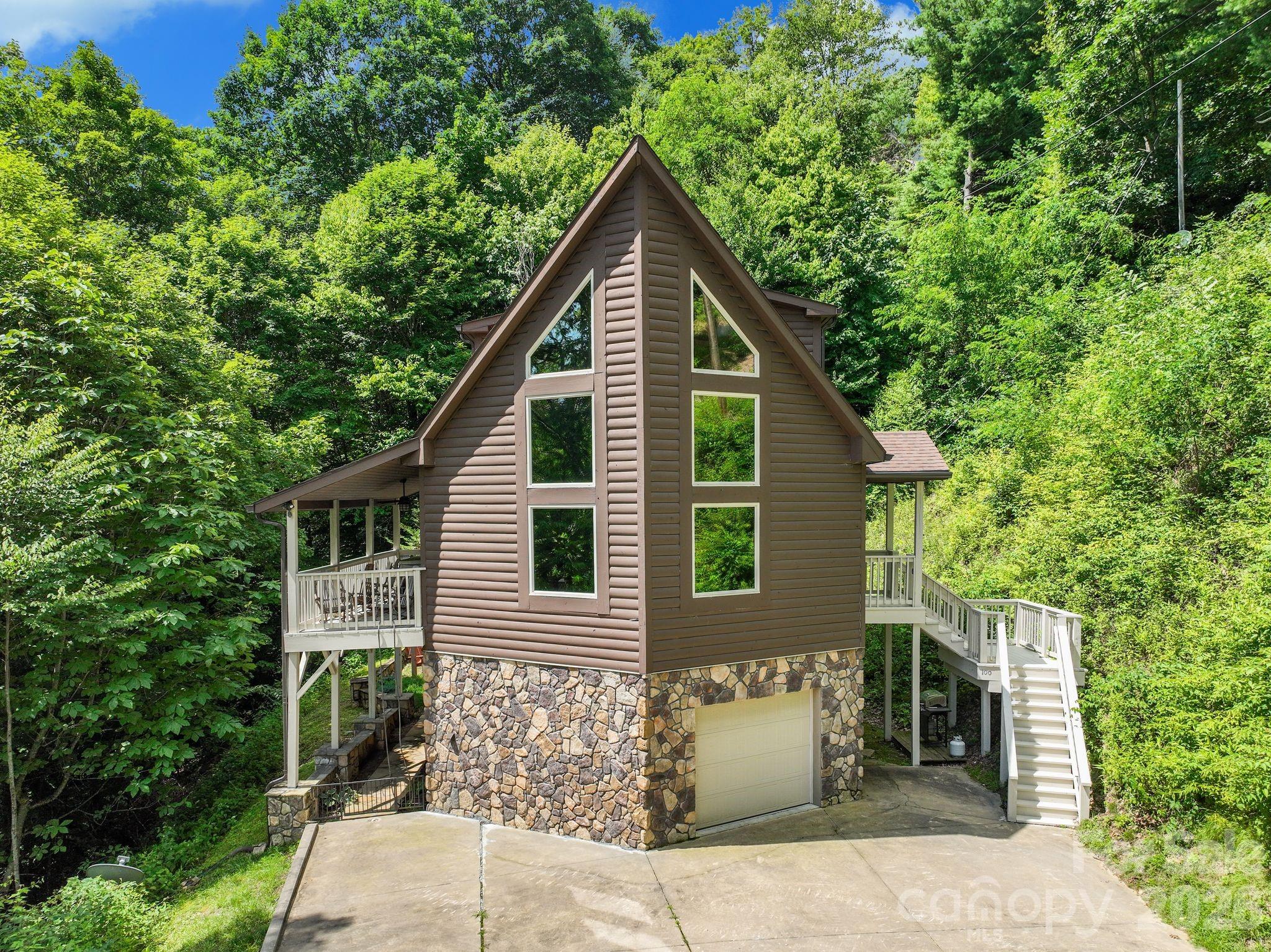 100 Moonshineholler Drive Property Photo 2
