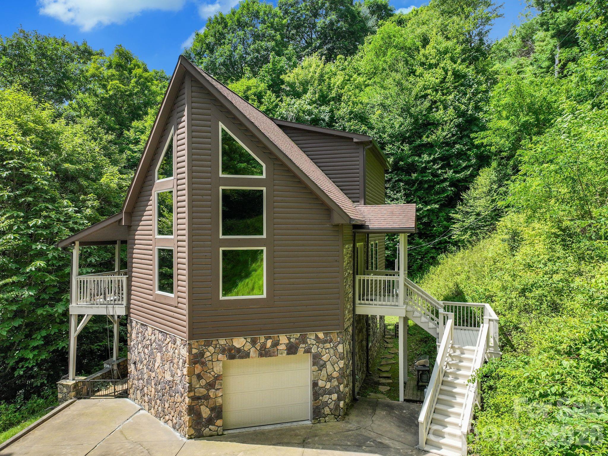 100 Moonshineholler Drive Property Photo 3