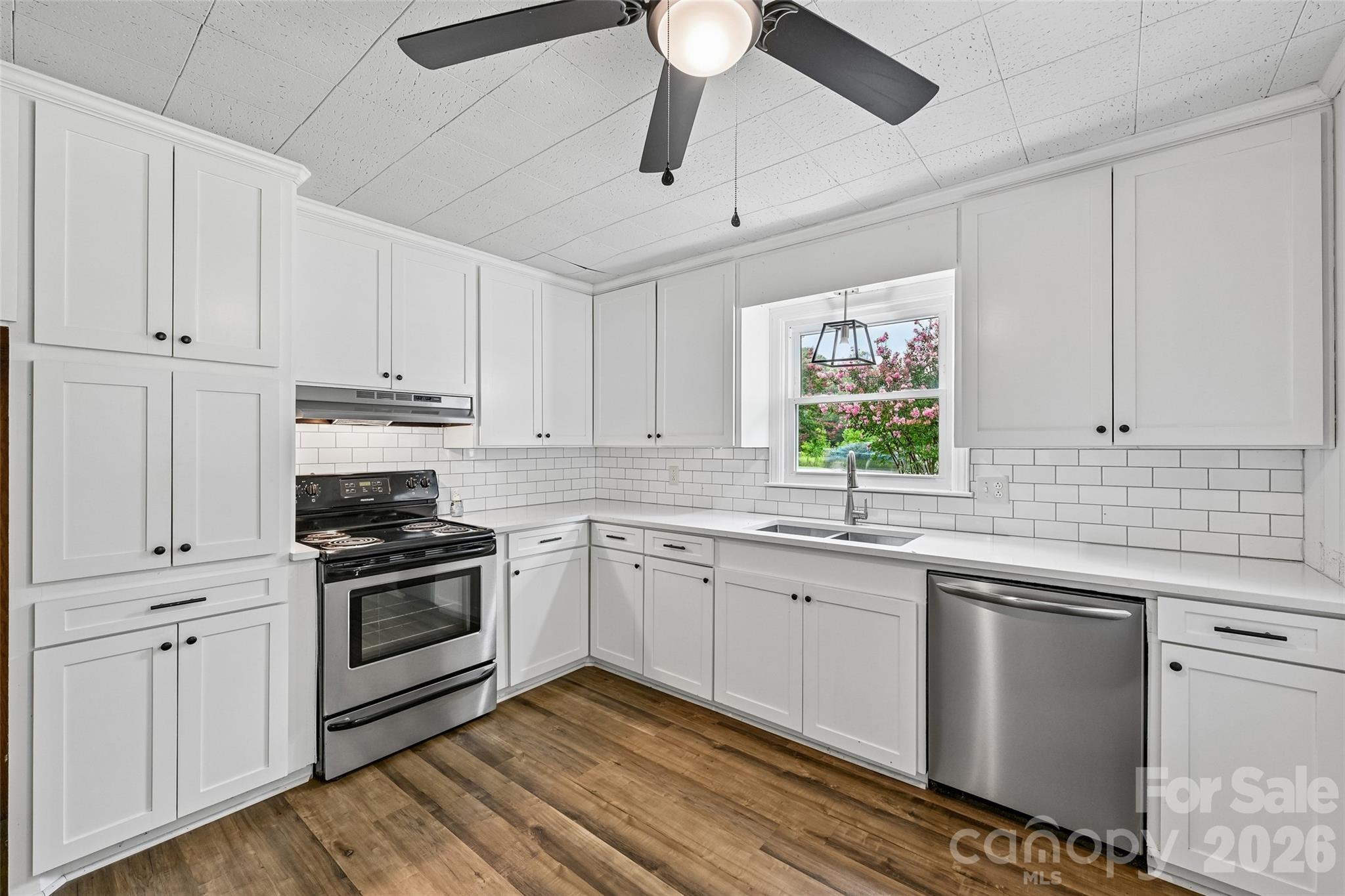 1811 S Post Road Property Photo 2