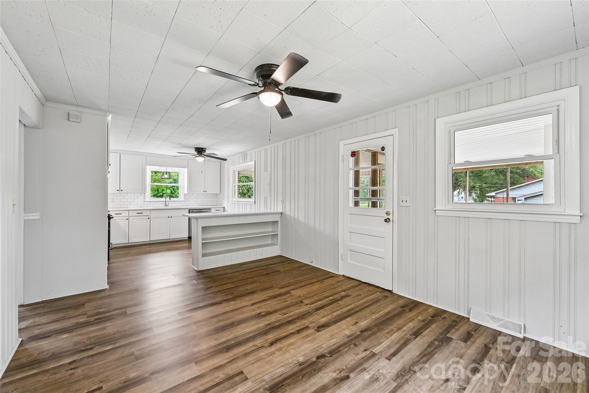 1811 S Post Road Property Photo 9