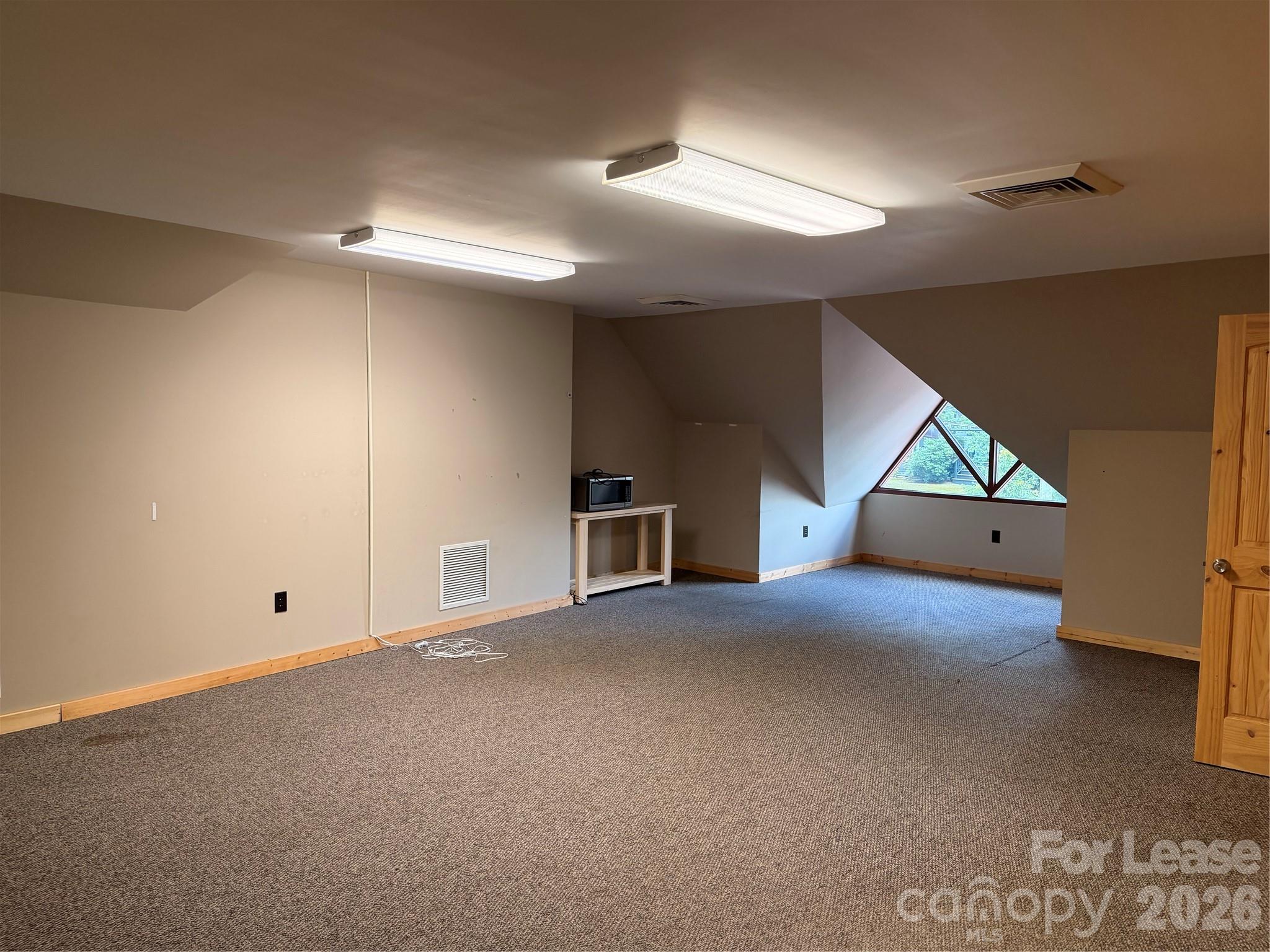 206 E State Street Property Photo 6