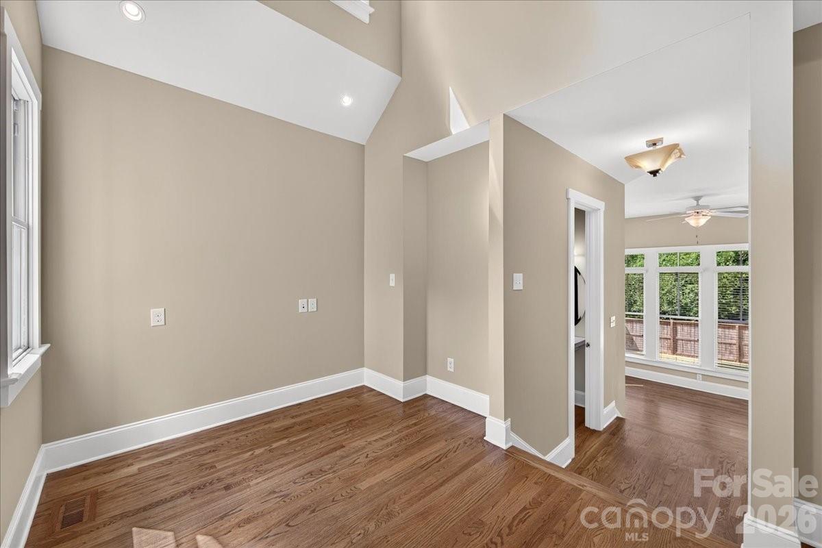 729 Charles Avenue Property Photo 8