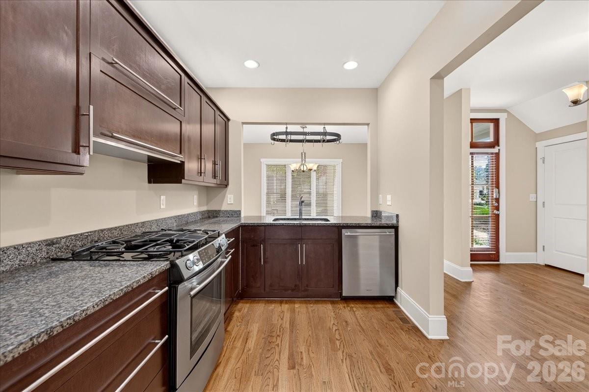 729 Charles Avenue Property Photo 11