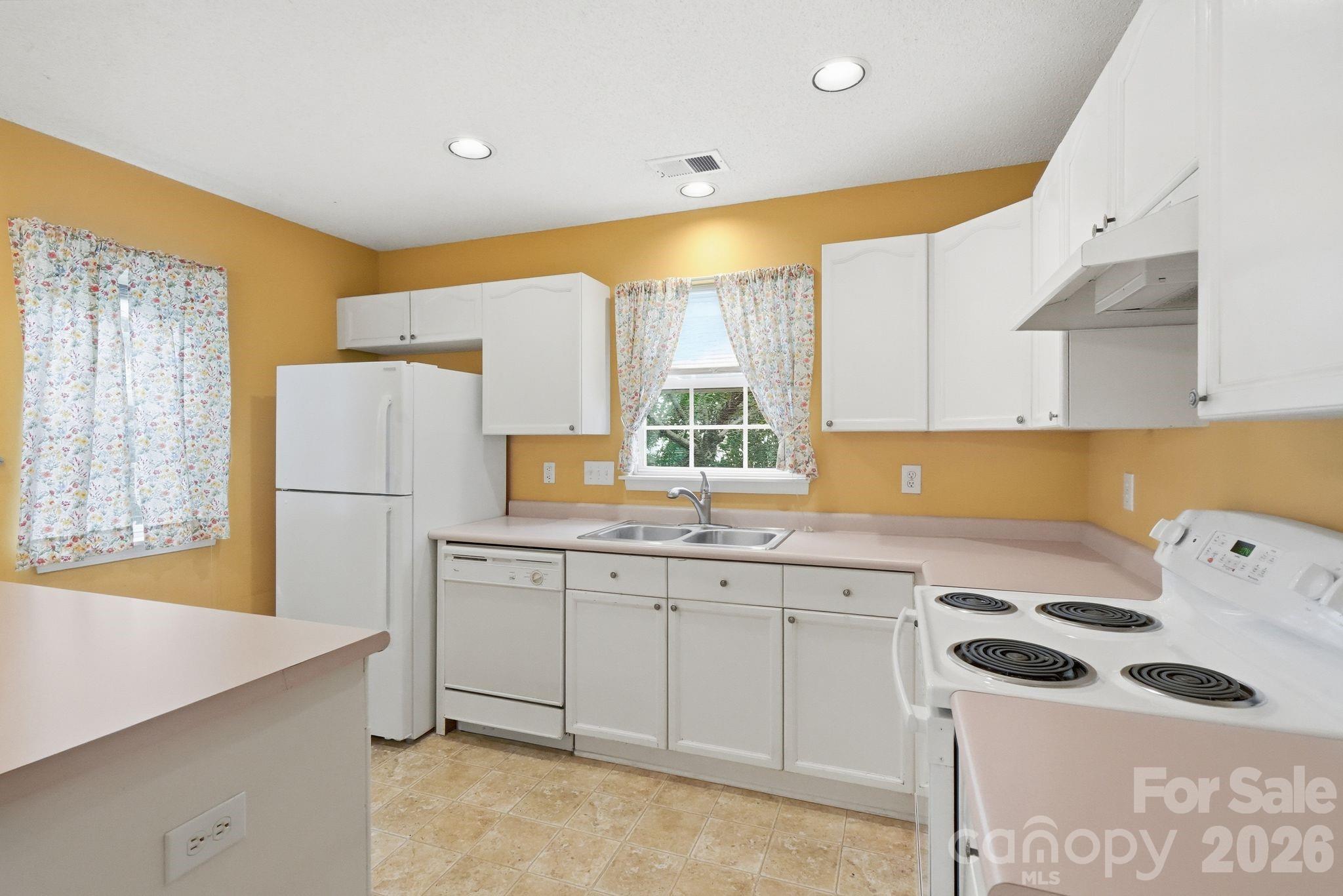 636 Emerald Cove Drive Property Photo 6