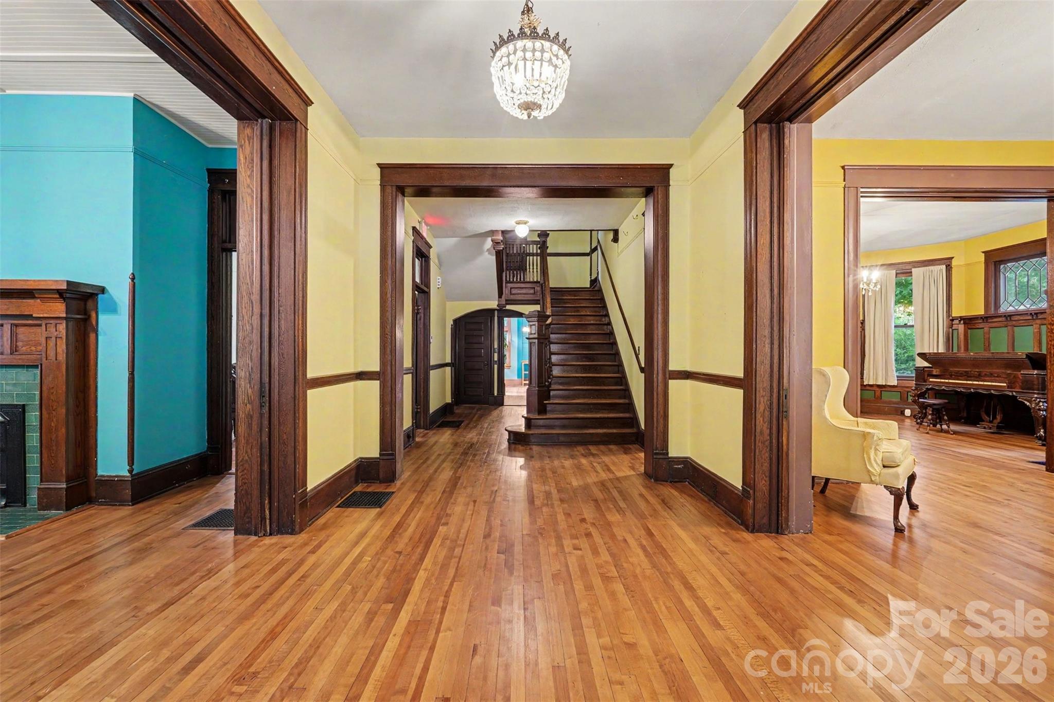 810 E Franklin Street Property Photo 6
