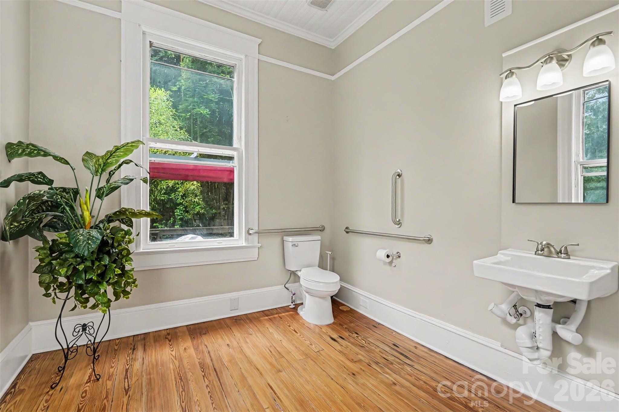 810 E Franklin Street Property Photo 25