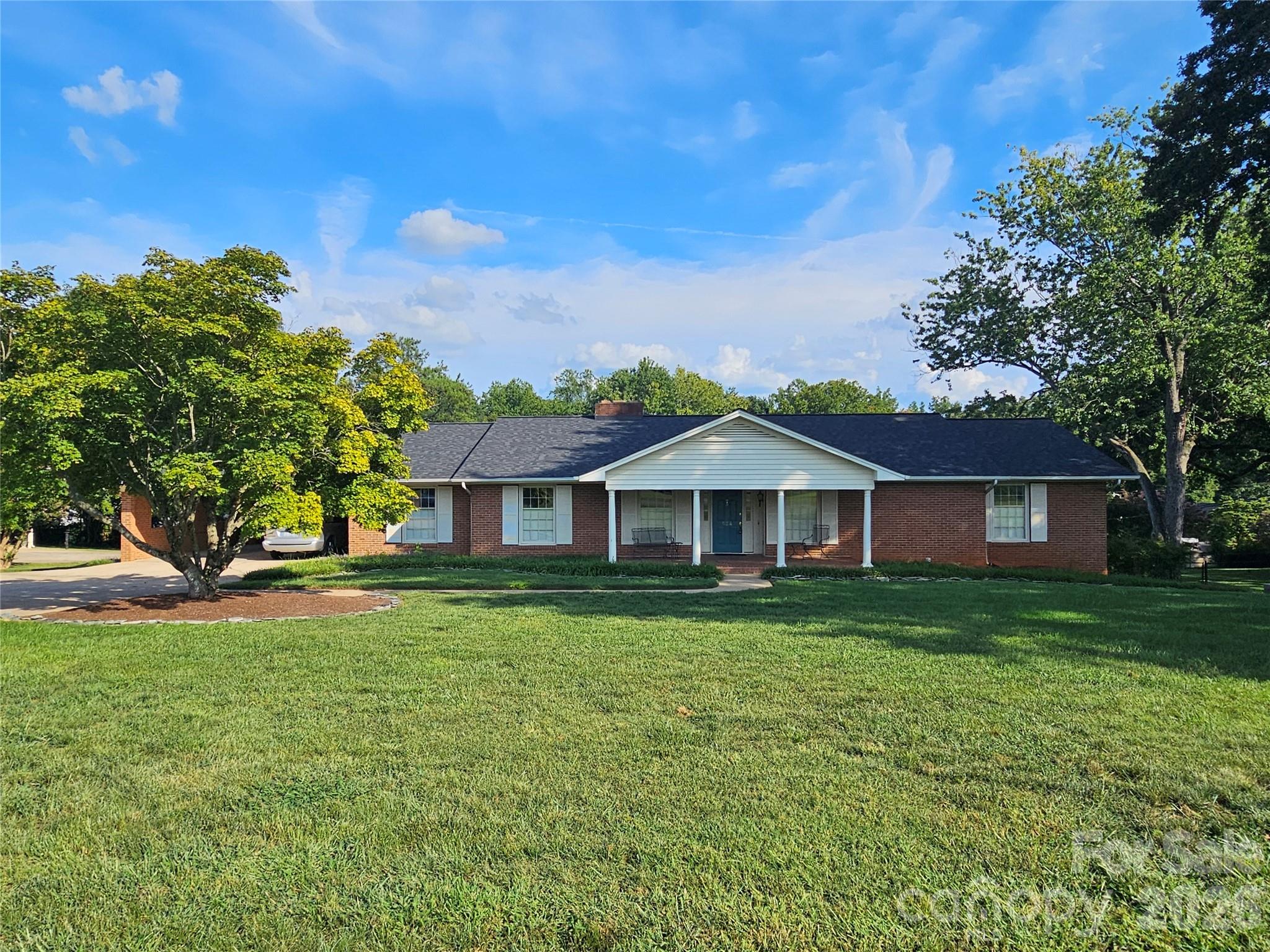 524 Country Club Circle Property Photo 2