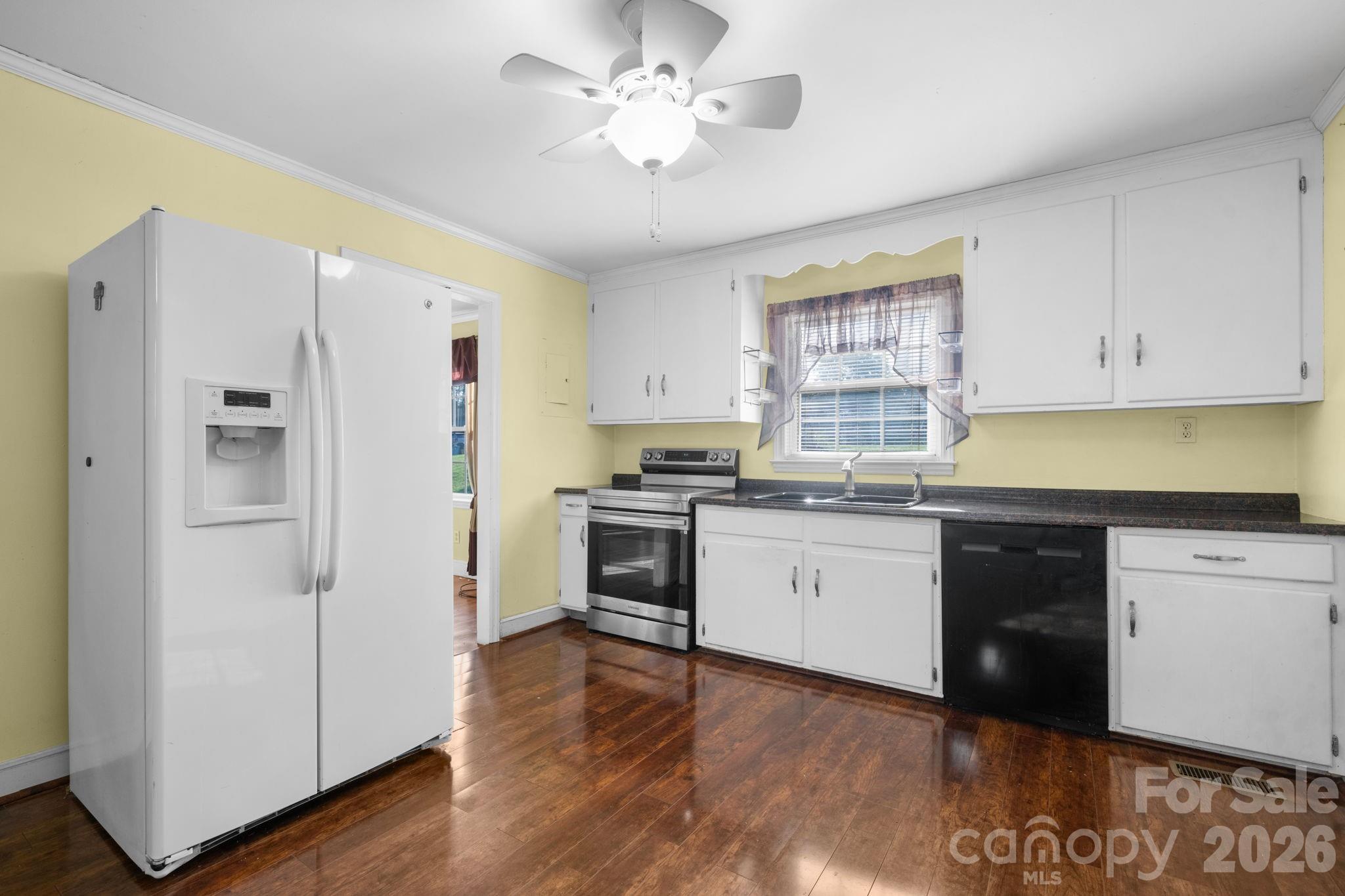 708 E Klutz Street Property Photo 15