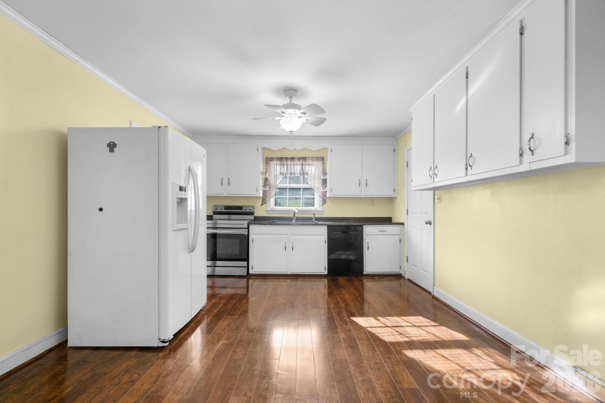 708 E Klutz Street Property Photo 16